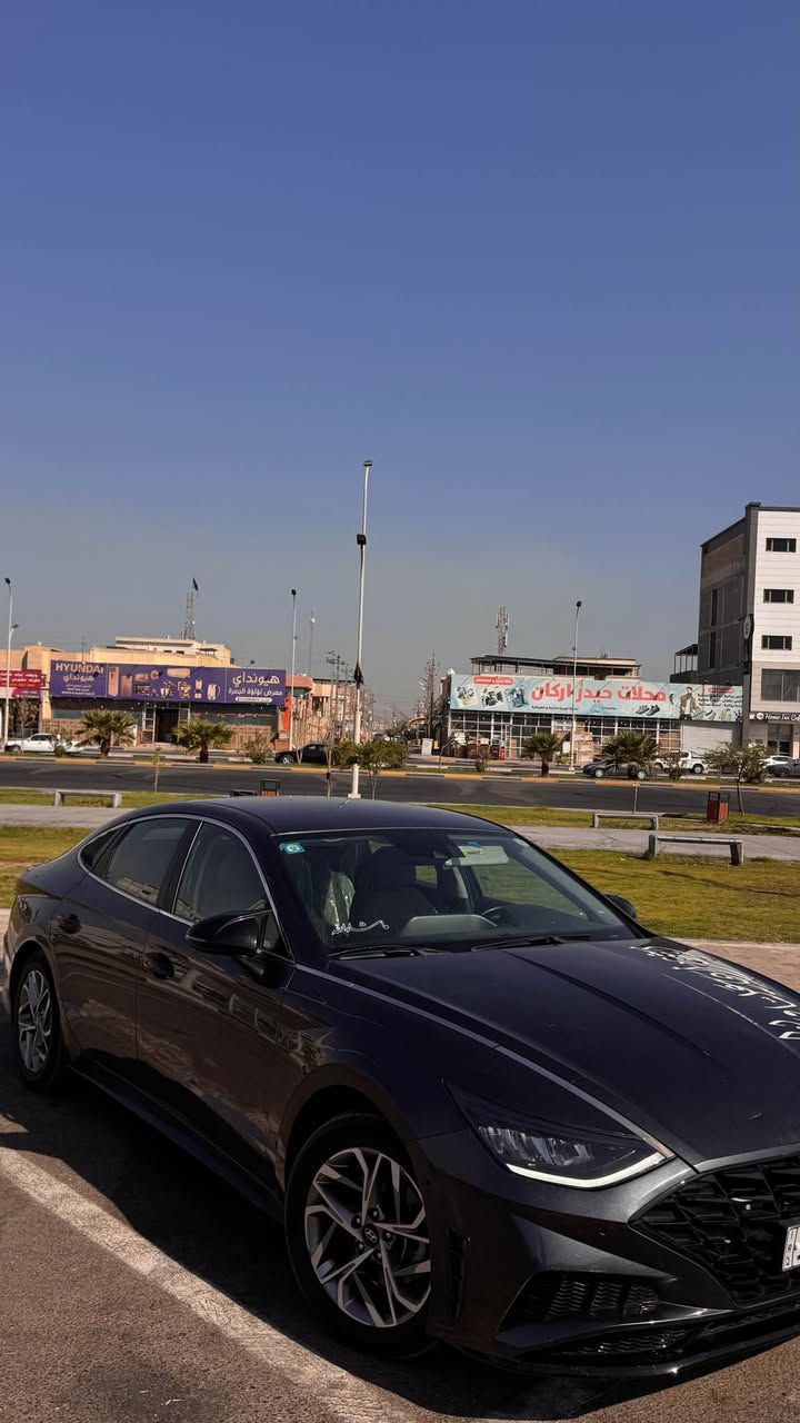 سوناتا 2021 بيها هواي مواصفات محركها 2500 گيرها جديد محركها نشط كله محسن افول والدهن كل تبديله 5000 كيلو ما امشيها اكثر السياره على ايدي نضيفه 
ضربتها موضحه بالصور بنيد وجاملغ وبيها ضربه بالعراق بالباب الخلف السائق

المواصفات 
ابل كاربلاي 
اندرويد اوتو 
اوتو هولد 
رادار امامي خلفي 
قفل سرعه 
سياقه ذاتيه 
تحديد مسار
الدخول بدون مفتاح 
قفل الابواب تلقائي 
بدون بنرواما 
تايرات مشلن 

وبيها هواي مواصفات متخلص والسوناتا معروفه بمواصفاتها والسياره نضيفه تجي وتشوفها وتشلع عيوني  سعرها 150$ وبيها مجال للشراي
مكاني البصره *********** البصرة, العراق

