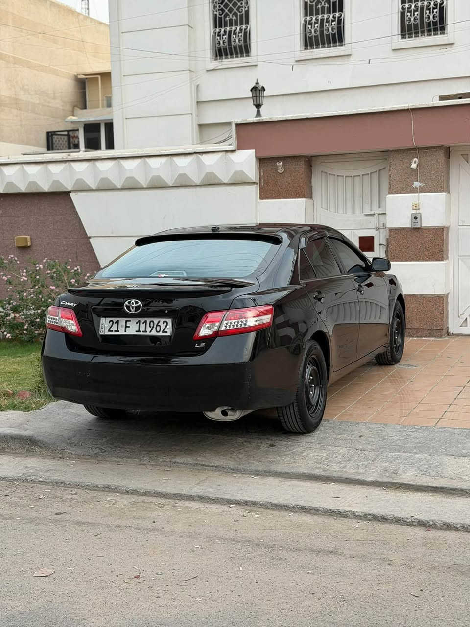كامري LE • ٢٠١١ • ماشي ٢٠٠ الف
