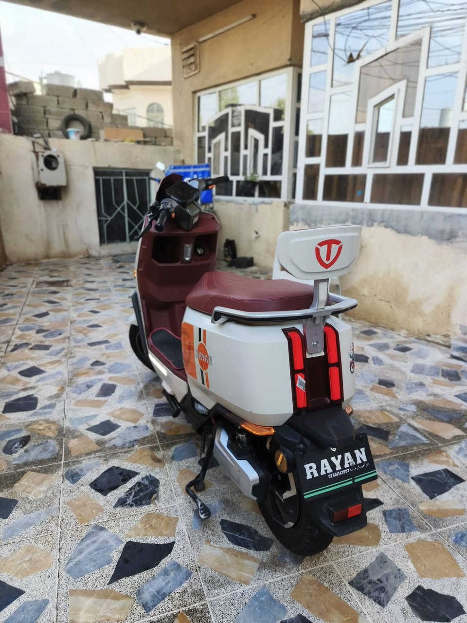 ريان وحش الكون تايلج VIP اللون المميز 
📋 المواصفات الكاملة:

​الاسم والماركة: وحش الكون F55 VIP.

​الموديل: 2026 (أحدث موديل).

​اللون: لونين مميز وفخم (أبيض كريمي وماروني/أحمر داكن) مثل ما واضح بالصور.

​المحرك/الملف: 2000 (قوة وعزم ممتاز).

​النظام: 3 مراحل تشغيل + قفل ستيرن للأمان.

​الملحقات: بصمات عدد (2) وسويجات عدد (2).

​البطاريات: طقم 6 بطاريات مسطرة نوع (گرافين) الأفضل والأطول عمراً، بقوة 38 أمبير / 72 فولت (مدى ممتاز).

​🔍 حالة الماطور:

​النظافة: نظيف جداً جداً "بدون جلوخ" أو خدوش، أخو الجديد.

​الاستخدام: مستخدم لفترة بسيطة جداً (بين 4 أشهر إلى 5 أشهر فقط).

​💰 السعر: للاستفسار، يرجى التواصل خاص.

​📞 للتواصل ومزيد من المعلومات:

​اتصال مباشر: ***********
