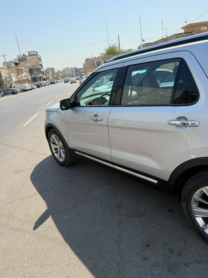 🚨 (( فورد إكسبلورر 2019 - لميتد Limited للبيع )) 🚨

📌 بيانات السيارة الأساسية:
🔹 الموديل: 2019
🔹 الفئة: Limited (اللميتد - أعلى فئة)
🔹 المحرك: 3.5 لتر V6 (قوة 290 حصان)
🔹 القير: أوتوماتيك 6 سرعات
🔹 نظام الدفع: خلفي (RWD) - ميزة ممتازة للصيانة واستهلاك الوقود
🔹 عدد الكيلومترات: 66,000 كم فقط (ماشية قليلة جداً بحسب العمر)

✨ الكماليات والتجهيزات (فل أوبشن):
✅ مقاعد جلد(تدفئة وتبريد وخزن مقعد السائق)
✅ فتحة سقف بانورامية كبيرة (Panoramic Roof).
✅ شاشة لمس كبيرة ملونة مع نظام SYNC 3.
✅ سماعات أصلية نظام صوتي محيطي (Sony) بـ 12 سماعة.
✅ كاميرا خلفية + مستشعرات ركن أمامية وخلفية (Sensor).
✅ مثبت سرعة تكيفي (Adaptive Cruise Control).
✅ مصابيح LED أمامية وخلفية + مصابيح ضباب.
✅ التاير مقاس 20 بوصة أصلية.
✅ أنظمة أمان متكاملة: 7 وسائد هوائية، نظام مراقبة النقاط العمياء (BLIS)، وفرامل طوارئ أوتوماتيكية.
حادثها بجم مبدله جاملغات ثنين وبنيد نفس اللون 
السياره ما بيها اي نقص محرك وكير وتبريد خير من الله 
سنويه وهزه جدد السعر ١٨٠ وبيها مجال
مكاني كربلاء للاستفسار(***********)
