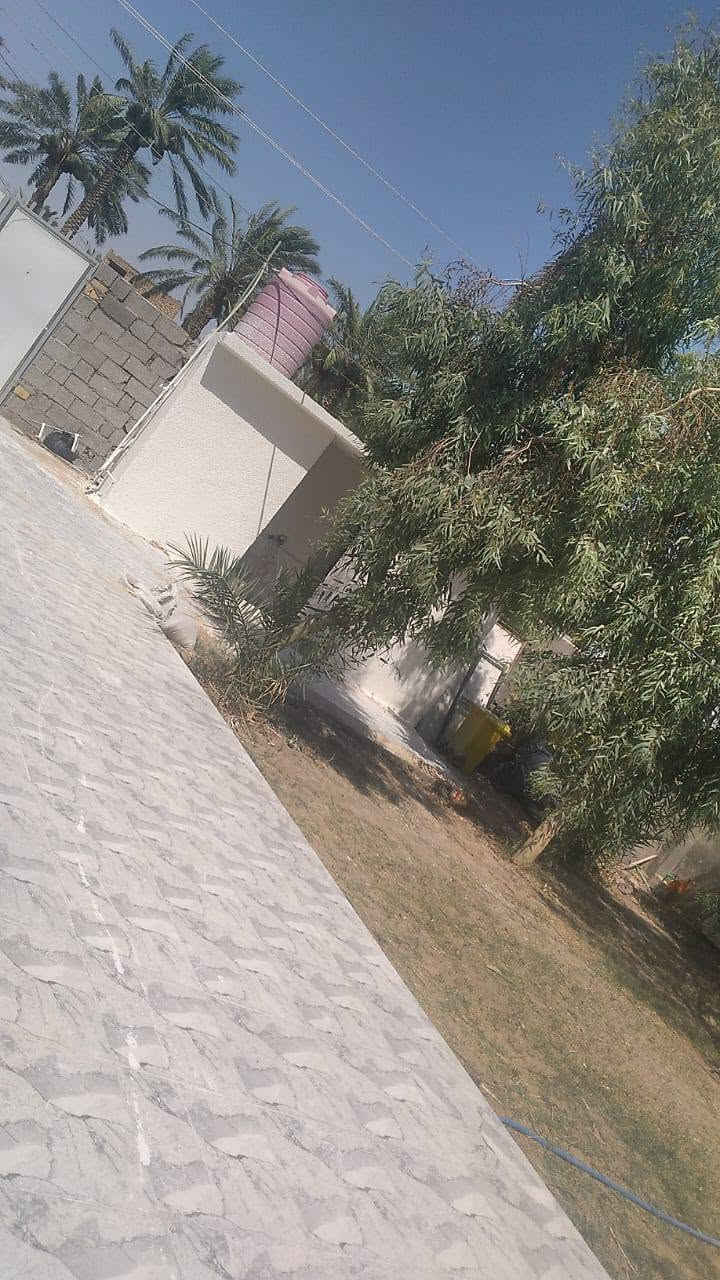 السلام عليكم بيت للبيع  كوت حي الحكيم الثانية جاي من سيطرة العمارة مساحه تقريبا 650 ومساحه البيت 200 تقريبا حديقة كبيرة  يحتوي على غرفتين وهول واستقبال بيت جديد ومرتب يبعد عن شارع العماره 250 متر للاستفسار ***********  متوفر واتاساب السعر 60 بي مجال
