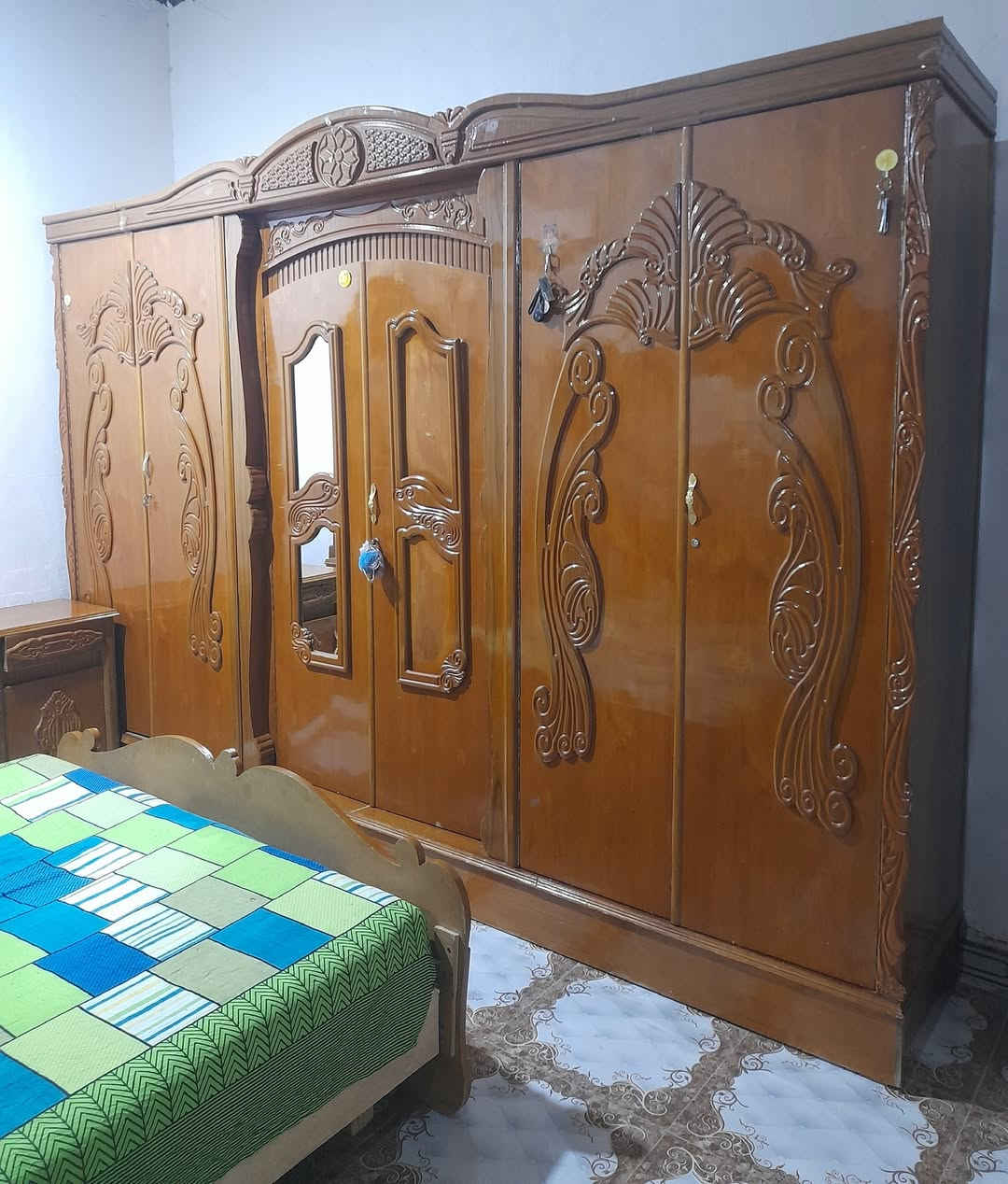 السلام عليكم
من رخصة الادمن
                         م/غراض للبيع
١.تخم قنفات شرقيه باله الخليج ٢٢ متر مستعمل 
نظافه ١٠٠/٩٠ للبيع السعر ب٩٠٠ الف وبيه مجال
٢.غرفه اخشاب عراقيه ٦ ابواب ٧ قطع نظافه ١٠٠/٩٥ للبيع السعر ب٩٠٠ الف وبيها مجال
نقال/ ***********/وات ساب بيه
