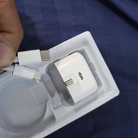 شاحن ايفون اصلي 20W بس مفتوح من كارتون ما مستخدم  ب15الف  اكو توصيل لك...