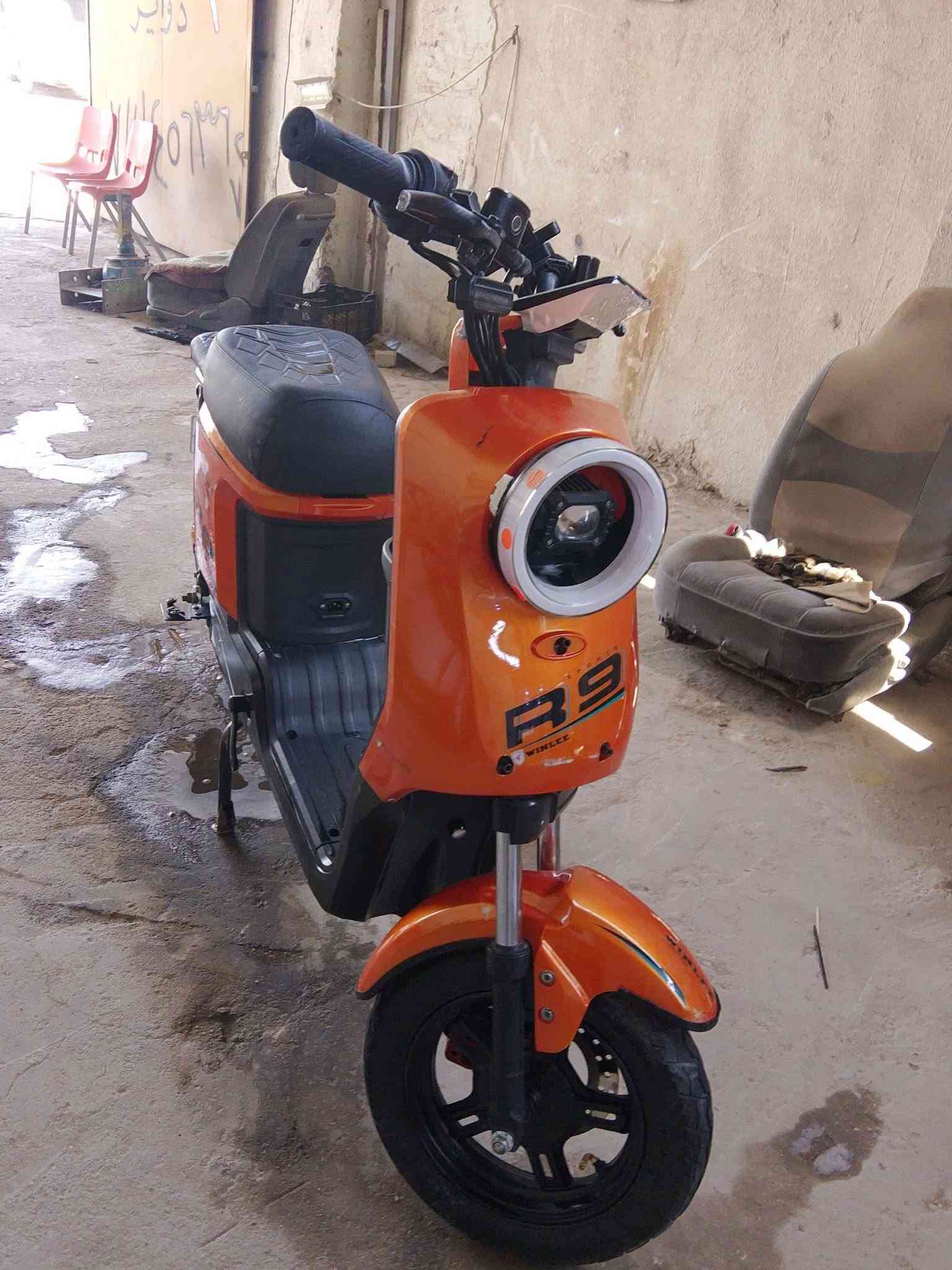 سلام عليك دراجه R9 جديده موديل 2025 دراجه بطاريات جديدات سعر 350 المكان البصرة الزبير *********** بيه واتساب
