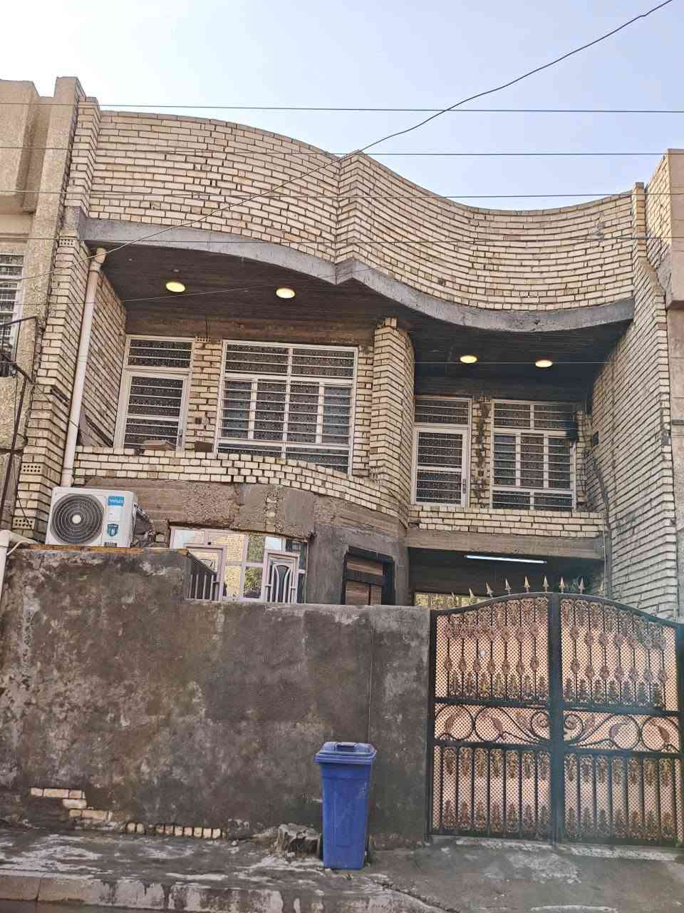 دار للبيع منطقة حي أور / ام الكبر والغزلان مساحة 150 متر 7.5×20 طابقين يحتوي على 5 غرف نوم بناء الطابق الأول 2010 والطابق الثاني 2023 حديث وايضا يحتوي على مخزن كبير في السطح السعر المطلوب 285 مليون بيت نظيف ومرتب وبالعافية على الياخذه للتواصل واتساب *********** بغداد, العراق
