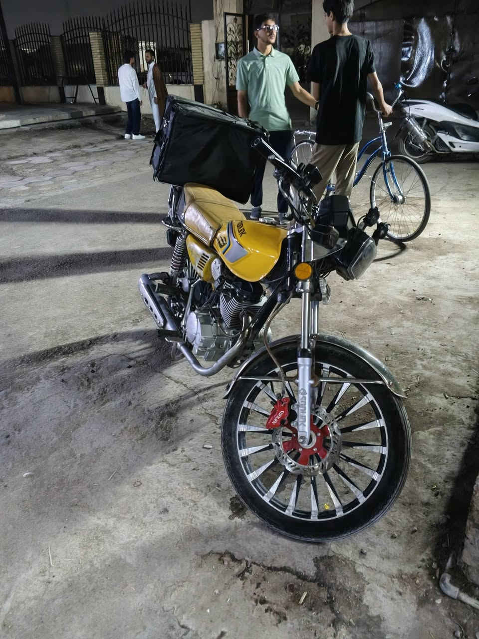 دراجة سونك 200cc خمسة كير 
دراجة نضيفة حيل ماشية 20 الف موديل 24
محرك كير كفالة افحص وشوف اوراق سكنر سعر 750 الف مكاني البياع رقم ***********
ابيع وياهه صندوك
