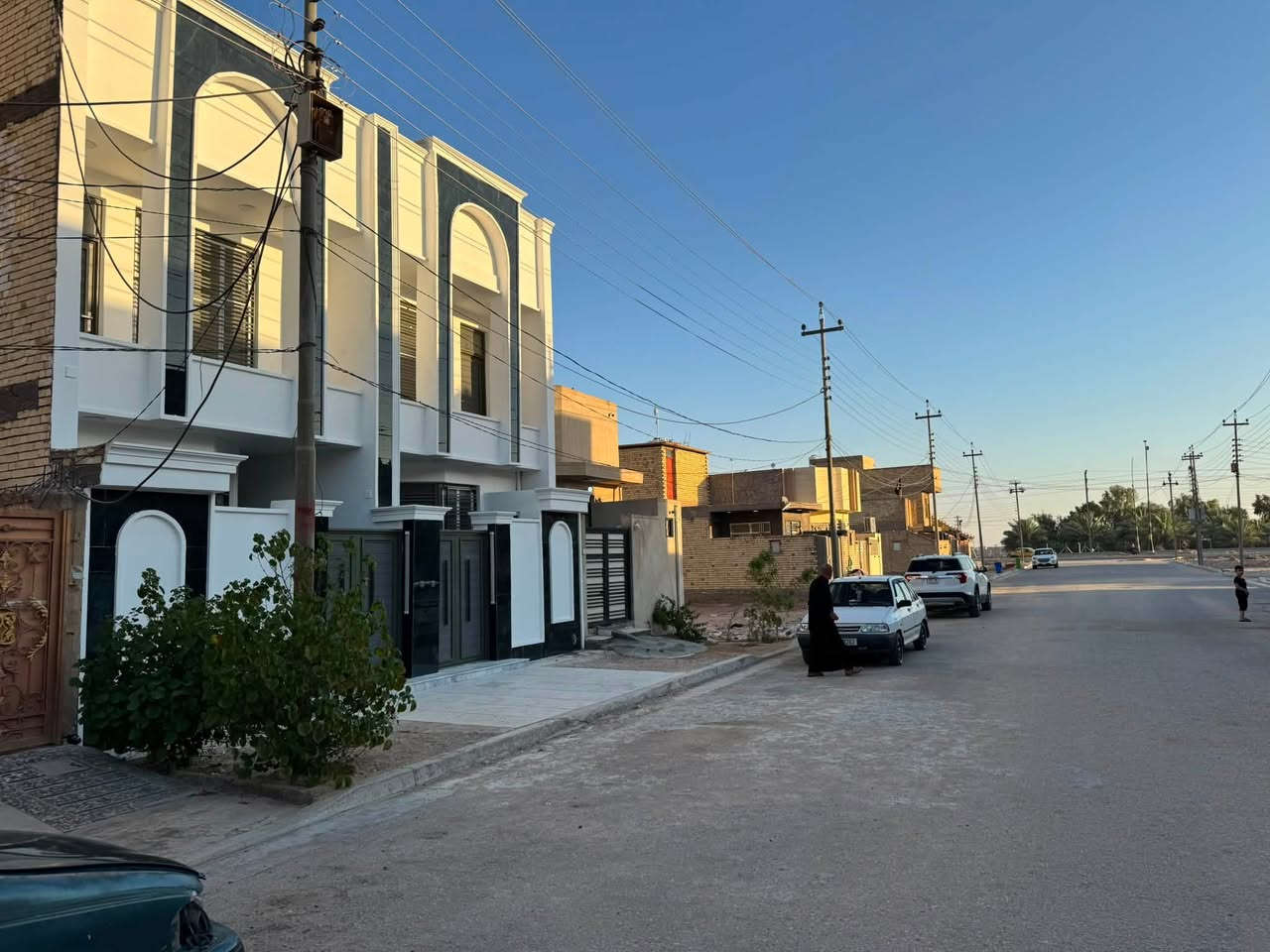 السلام عليكم 
دار  للبيع طابو صرف في كربلاء حي الفارس بناء جديد غير مسكون سابقاً  وبمساحة 100متر مربع  ( الواجهة 5 متر والنزال 20 متر  ) 

تفاصيل الدار كالاتي : الطابق الأرضي عبارة عن صالة ومطبخ وغرفة نوم وصحيات عدد /2 داخلية وخارجية . 
الطابق الاول عبارة عن غرف نوم عدد 2 وصحيات . 

ملاحظة يوجد فيديو تفصيلي للدار اليحب يشوفه يراسلني واتساب . ويوجد ايضا دار آخر بنفس الحي ( واجهة 10 متر ونزال 10 متر ) مربع . 

السعر : 170 مليون دينار  قابل للتفاوض . 

للاستفسار الاتصال او المراسلة على الواتساب على الرقم التالي : ***********
