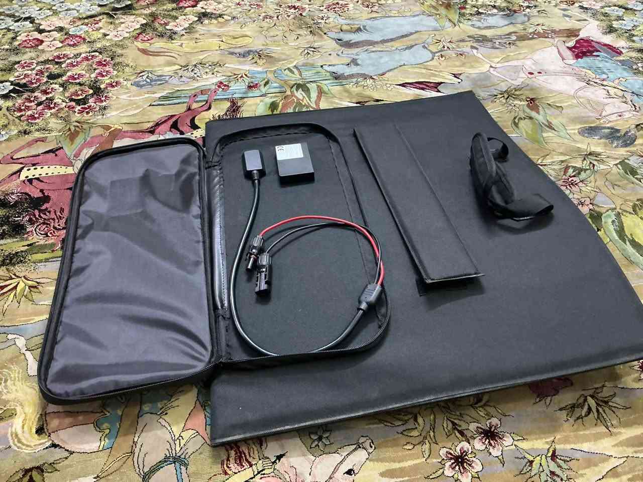 لوح سمسي محمول للبيع  قدره 60 واط
بي منافذ  usb.  وتايب سي لشحن الهواتف الباور بانك
 وبي منفذ dc لشحن باور ستيشن او بطاريات السياره  
 ويختوي على موصلات mc4  موجب وسالب ويمكن ربطه بمنظم شحن شمسي
 يمتاز اللوح بخلايا احاديه البلوره التي تعمل بكفاءه في الاضاءه المنخفضه او في الاجواء  الغاءمه للتواصل رقمي *********** موجود واتساب 
 سعر اللوح 60 الف
