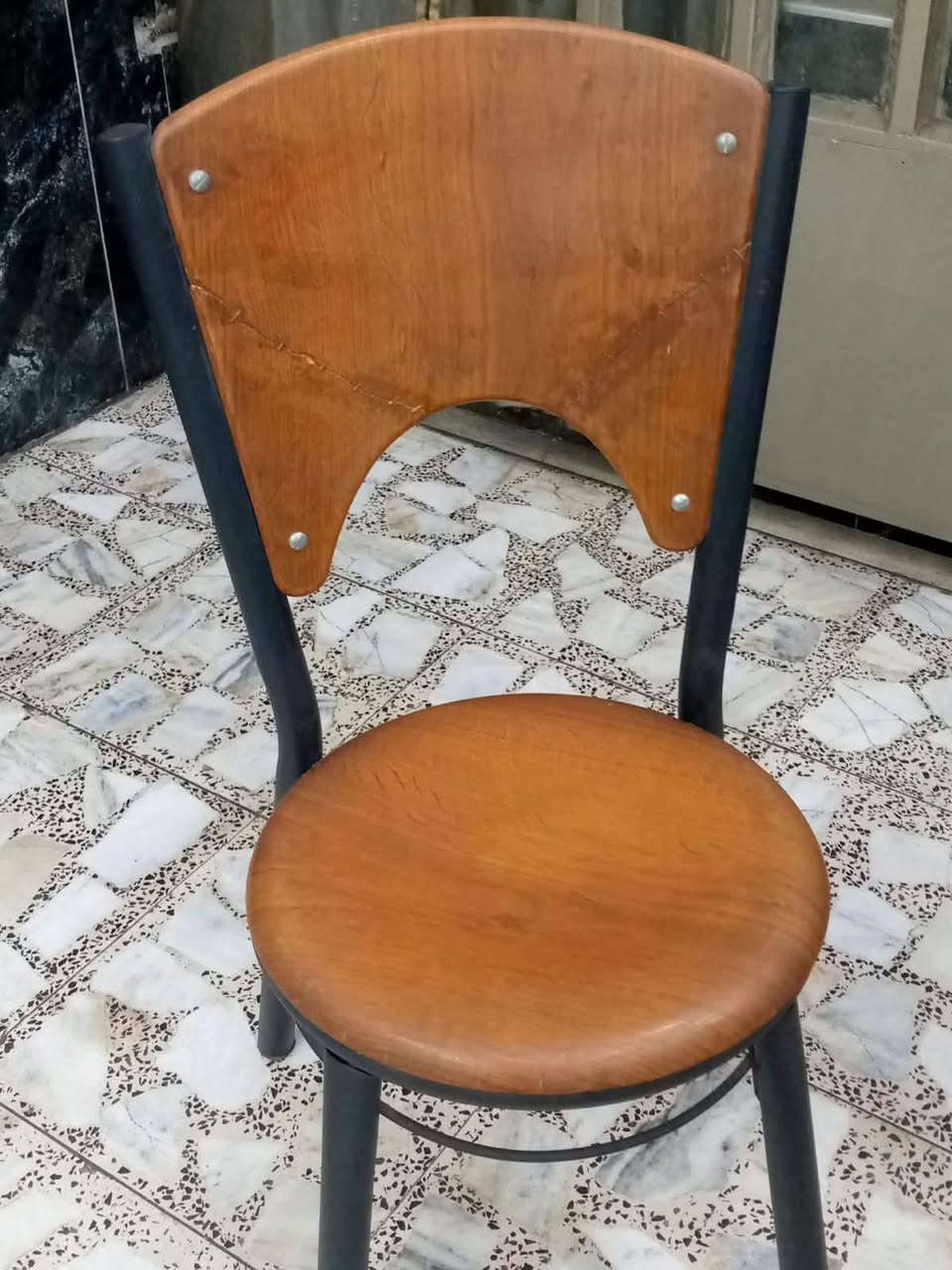 ميز طعام البيع بي ثنين كراسي مخيطات ناعم الخياط موجود بل صوره اسعر 100 نهايته بغداد المشتل ***********
