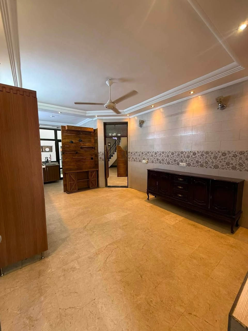 للايـجـار 🏠 الـكـرادة

عنوان العقار 📍 الكرادة قرب فلكة المسرح الوطني

🔶 المساحة  270  مـتـر

يحتوي على كراج حديقة صالات عدد 2 وهول داخلي وغرف 

نوم عدد 6 ومجموعة صحيات ✔️

❗️علماً ان الدار مجهز بأجهزة التكييف واثاث مطبخ ❗️

ــــــــــــــــــــــــــــــــــــــــــــــــــــــــــ
‎‏‎((شركة دار السلطان للعقار حيثٌ تَلتَقي الرُوٌية ,بلتَمَيٌز ))

#نــســتــقــبـل كافة العروض العقارية 

بيع - شراء - ايجار - ادارة امـلاك - مقاولات عامة

‏‎‏‎📊كل ماعليك الاتصال أو المراسلة على الصفحة *ʲᵒⁱⁿ ᵘˢ*

 حسن زوانة *********** - ***********

‏‎‏‎الفرع الاول /عرصات الهندية مجاور فندق بلوم 

‏‎‏‎ الفرع الثاني /الـسـيـديــة الضباط مقابل افران الرباط
