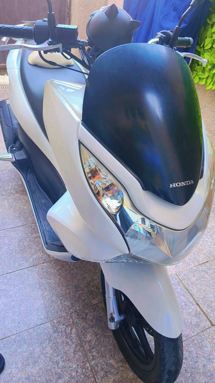 دراجة pcx ياباني الجيل الاول للبيع السعر ١٤ ورقة مكاني بغداد المدينة رقم الهاتف ***********واتس اب بغداد, العراق
