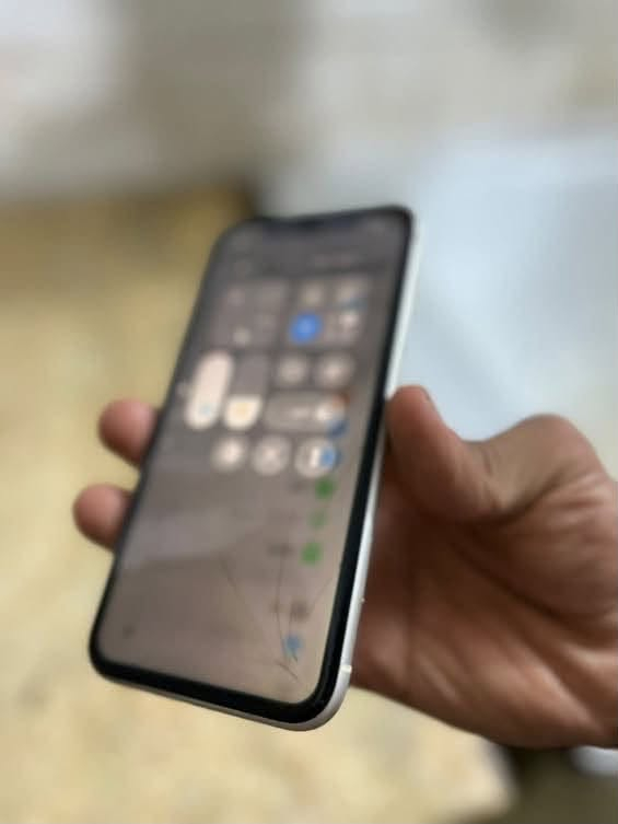 آيفون ١١ • شاشة متضررة • بطارية ٧٤