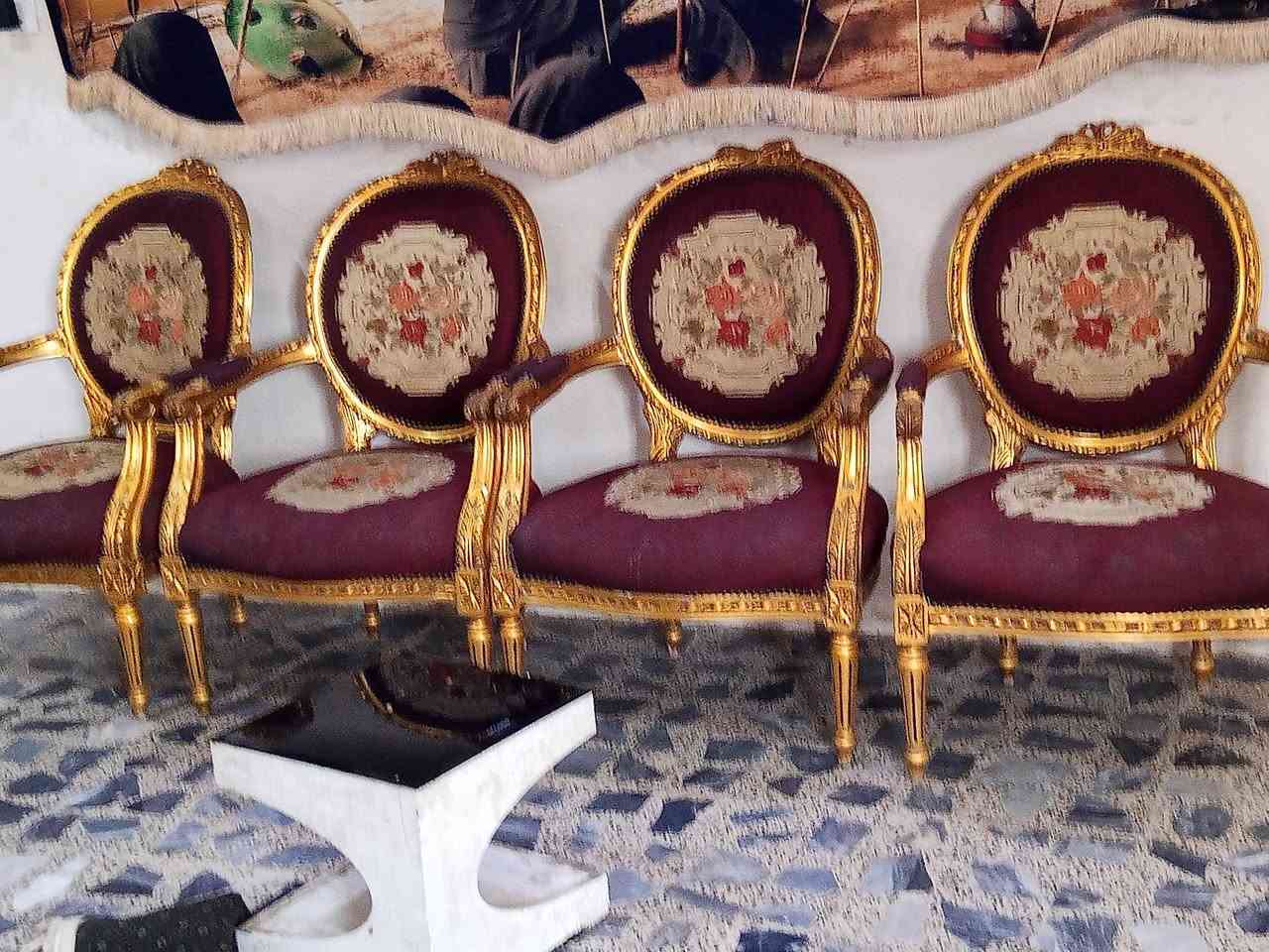 للبيع تخم اربع كراسي وثنين كبار 100 رقم *********** الحبيبة مدينه الصدر
