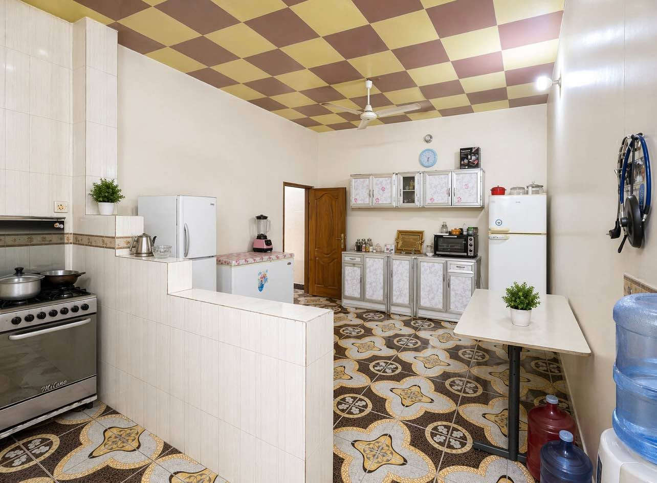 🏠 دار سكنية مميزة للبيع في بغداد / التاجي 🏠
الموقع: بغداد - التاجي - قرية عواد الحسين.
📍 المميزات الجغرافية: موقع ممتاز جداً وقريب من السوق وقريب من المدارس (الابتدائية، المتوسطة، والإعدادية).
📐 تفاصيل المساحة والملكية:
 المساحة الكلية: 310 متر مربع. 
طابو صرف (سند جاهز للتحويل مباشرة).
🛏️ التصميم الداخلي والتقسيم
 غرف النوم: يحتوي على 3 غرف نوم بمساحات كبيرة (4*4 متر) مُقسمة كالتالي:
 غرفتين نوم في الطابق الأرضي.
 غرفة نوم كبيرة في الطابق الثاني.
 الاستقبال والهول: صالة استقبال واسعة + هول داخلي.
 المطبخ: نظام حديث (مطبخ حار وبارد).
 الصحيات: حمام + (2) تواليت (واحد داخلي وواحد خارجي في الطرمة).
 الخارجية: طرمة واسعة تحتوي على كراج للسيارة + حديقة أمامية مميزة.
⚡ الخدمات والبنية التحتية (كاملة وجاهزة):
 الشارع مخدوم بالكامل (تبليط، أرصفة، وشبكة مجاري حديثة).
 متوفر ماء إساله صافي وكهرباء مستقرة.
 خدمة إنترنت ضوئي فائقة السرعة متوفرة في المنطقة. 
 ⭕️السعر بي مجال وجدا مناسب للاستفسار ع الصفحة او الرقم *********** واتساب  
⭕️ايضا توجد قطعة ارض للبيع بجانب المنزل مساحتهة 162 متر ونص بلاد, صلاح الدين
