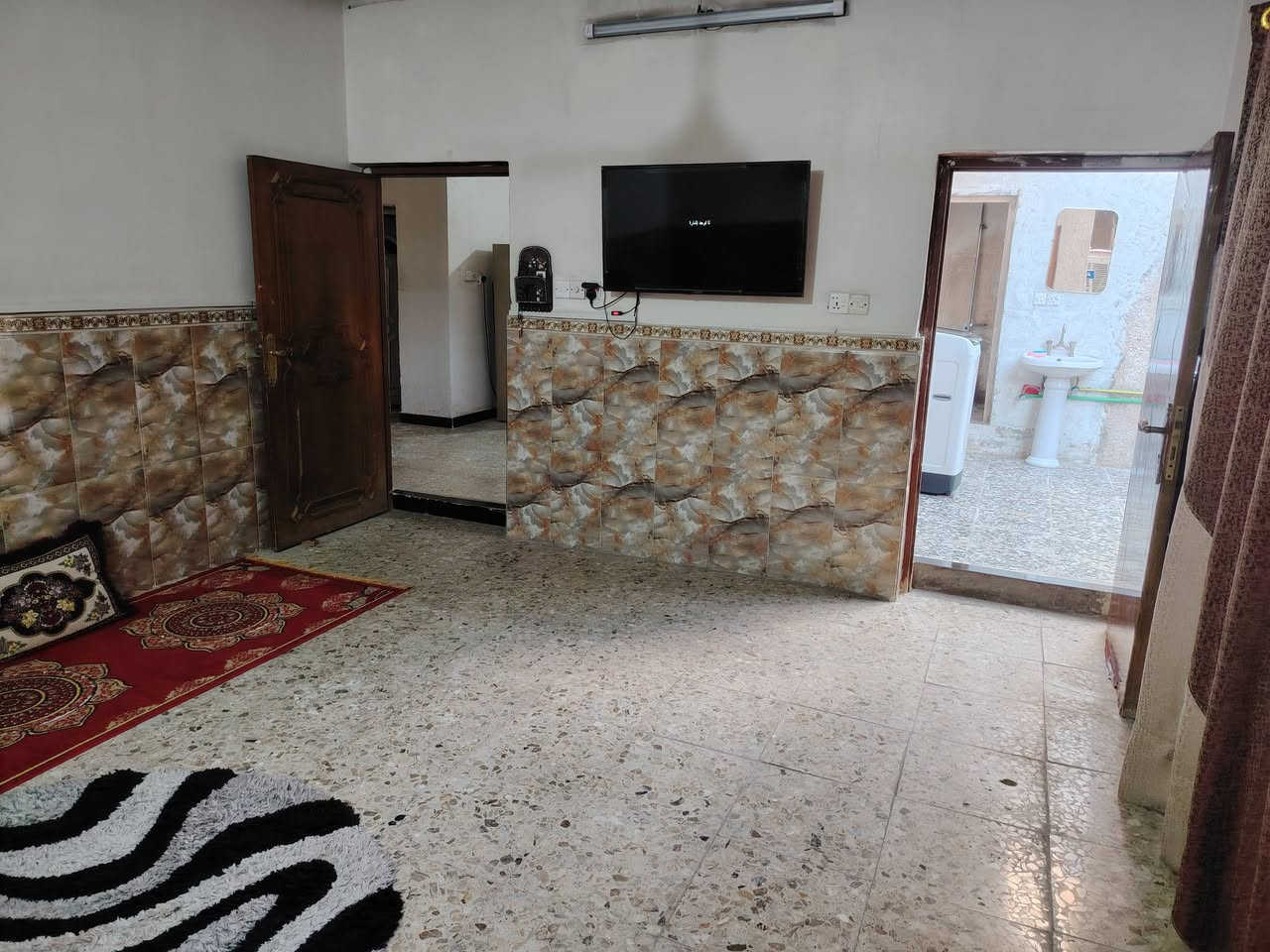 بيت للبيع .
السلام عليكم ورحمة الله وبركاته يتوفر منزل في بغداد تحديدًا الاستكشافات في الحبيبية  قسم ال١٠٠
يَبعُد عن
 مطعم وليد أبو الگص والشارع العام  ٥ دقائق

 الخدمات:
 ماء وكهرباء وتصريف صحي. 

المنزل مساحته ١٠٠ متر مربع ومسلح طابوق حصرًا

محتوياته:
 طارمة و حمام خارجي
واستقبال ومطبخ ذو بابين منفصلين مع غرفة ومخزن ودرج يؤدي الى سطح نظيف جدًا وجاهز لبناء طابق ثاني
كما تم ادراج  الصور التي تخص المنزل أدناه

للأستفسار و التواصل عبر الرقم الآتي:
(    ***********   )
