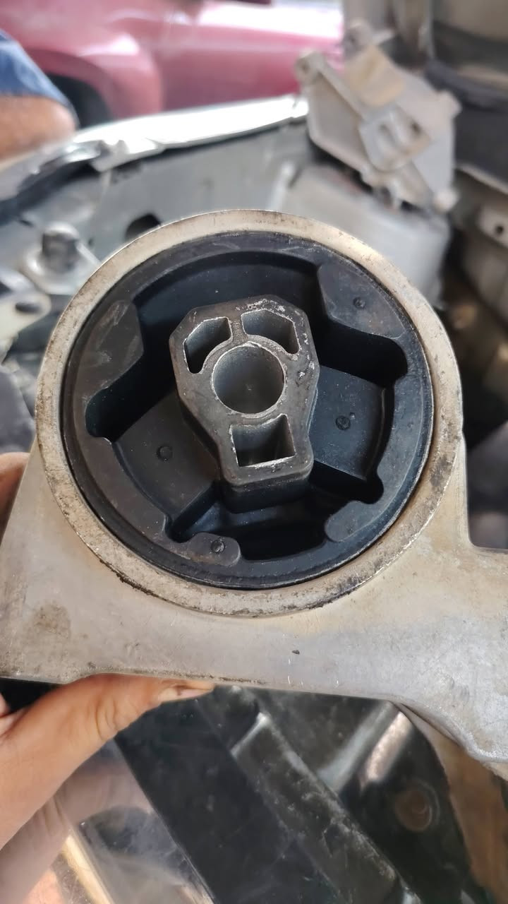 🔧 مجموعة أعمال متفرقة داخل الورشة بأوقات متفاوتة 🚘

تم إنجاز مجموعة من أعمال الصيانة الميكانيكية والكهربائية، وبالتفاصيل التالية:

🔹 أولاً: حدادة أمامية عامة

• فحص جميع أجزاء الحدادة الأمامية وتشخيص مصادر الأصوات والرخاوة
• فحص الأذرع والبوشات والكام شفتات  والربلات
• شدّ وترتيب جميع أجزاء الحدادة
• تشحيم القطع التي تحتاج إلى إدامة
• إجراء ميزانية أمامية وضبط زوايا الإطارات بعد إكمال العمل

🔹 ثانياً: تبديل أذانات الكير الدائرية

• فك أذانات الكير القديمة والمتضررة
• تنظيف أماكن التثبيت وفحص البراغي
• تركيب أذانات كير دائرية جديدة نوع كوري
• ضبط موقع الكير وشدّ البراغي بصورة صحيحة
• فحص السيارة للتأكد من اختفاء الاهتزاز والضربات

🔹 ثالثاً: تبديل دچات  المحرك الجانبية

• فحص دچات  وقواعد المحرك
• تبديل الدچات  الجانبية المتضررة
• ضبط استقامة المحرك داخل الحوض
• شدّ جميع نقاط التثبيت
• فحص اهتزاز المحرك عند التشغيل والتعشيق

🔹 رابعاً: عمل سنتر لوك للأبواب الأربعة

• تركيب ماطور سنتر لكل باب
• تمديد وربط الأسلاك بصورة مرتبة وآمنة
• ربط المنظومة مع وحدة التحكم والريموت
• ضبط حركة أقفال الأبواب الأربعة
• فحص الفتح والغلق والتأكد من عمل المنظومة بالكامل

🔹 خامساً: إدامة منظومة الاحتراق بالكامل

• فحص وتنظيف البخاخات والتأكد من انتظام ضخ الوقود
• فحص الابلكان وتنظيفها أو استبدال التالف منها
• فحص واير بلك  والكويلات
• تنظيف بوابة الهواء والثروتل
• تنظيف مجاري سحب الهواء
• فحص صمام الـPCV ومنظومة تهوية المحرك
• فحص القراءات الحية ومسح رموز الأعطال
• إعادة برمجة وتنظيم عمل المحرك بعد إكمال الصيانة

🔹 سادساً: صيانة ظفيرة المحرك

• فتح وفحص الظفيرة بالكامل
• معالجة الأسلاك اليابسة أو المتضررة
• إصلاح أماكن القطع والربط غير الصحيح
• تبديل الفيش المتضررة وتنظيف نقاط الاتصال
• تثبيت الأسلاك بعيداً عن الحرارة والأجزاء المتحركة
• تغليف الظفيرة بشريط حراري لحمايتها
• فحص خطوط الكهرباء والأرضي والتأكد من ثبات الإشارات

✅ تم فحص جميع الأعمال وتجربة السيارة بعد الصيانة للتأكد من سلامة التشغيل.

🔹 سابعاً: تبديل وبرمجة وحدة الـBCM

• فحص وحدة التحكم بالهيكل وتشخيص الخلل
• فحص الفيوزات والفيش وخطوط الكهرباء والأرضي
• فك وحدة الـBCM القديمة وتركيب الوحدة البديلة
• برمجة الوحدة وربطها مع أنظمة السيارة
• إجراء تعلّم نظام الحماية والمفتاح
• برمجة السنتر لوك والإنارة والتجهيزات الكهربائية
• مسح رموز الأعطال وإجراء فحص نهائي للتأكد من عمل جميع الوظائف بصورة صحيحة

🔧 ورشة أنور سوزوكي وإكونوكس

📍 كربلاء – الحي الصناعي – البلوك الثاني – شارع السايدين (سايد الدخول)

📞 ***********
📞 ***********

تشخيص دقيق… صيانة متكاملة… وشغل مضمون بإذن الله 🚙✨
