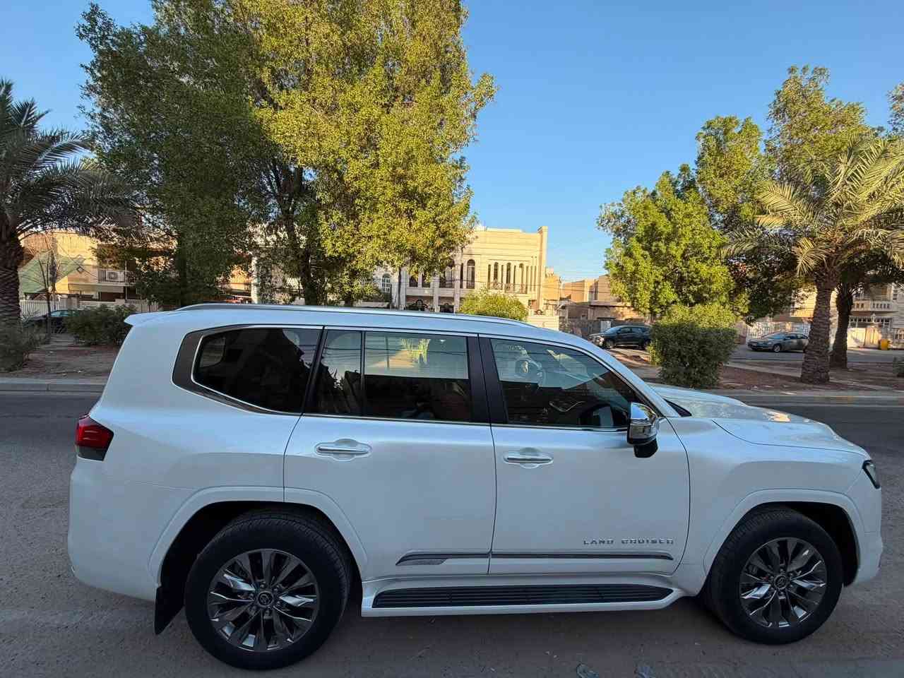 لاندكروزر  VXR موديل 2023  تيربو .. مواصفات . داتا شو ابواب شفط سلايد استيرن كهربائي تبريد تدفئة بالكشنات  رادار لايت عدسه متحركه  4 كامرات محيطيه كشنات كهربائي الاماميه ولخلفيه سماعات JBL بعد هواي بيها مواصفات ل VXR تجي فول مواصفات . سياره كفاله بشرط الفحص اي استفسار  ***********
