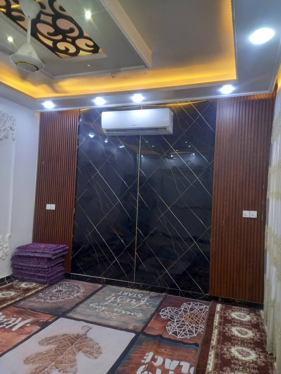 بيت للبيع مساحة ٢٠٠ متر طابقين يحتوي على ٥ غرف نوم وثلاث حمامات ومطبخ حار وبارد واستقبال وهول وصالةالسعر التواصل على الماسنجر وعلى الرقم ***********

