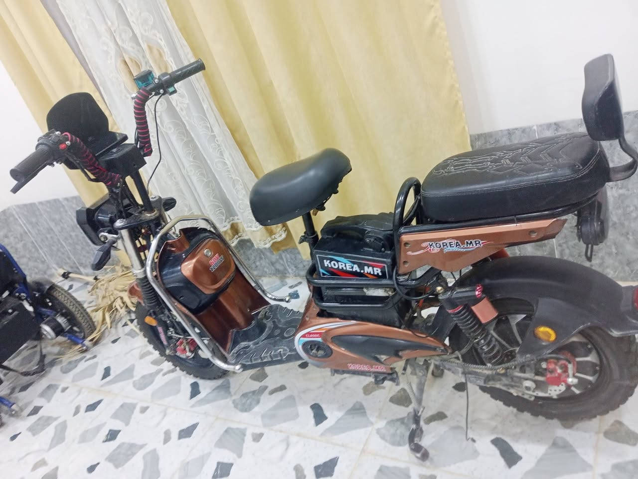 سلام عليكم يوجد بايسكل شحن للبيع 
البايسكل عاطل ايعوزو بطاريات 
وملف فقط البايسكل كهربائياتو كله شقاله 
تايرات جدد
بريكات شقاله 
السعر 140 وبي مجال 
المكان كركوك الحويجه قريه حوض سته 
الاتصال عله الرقم ***********
