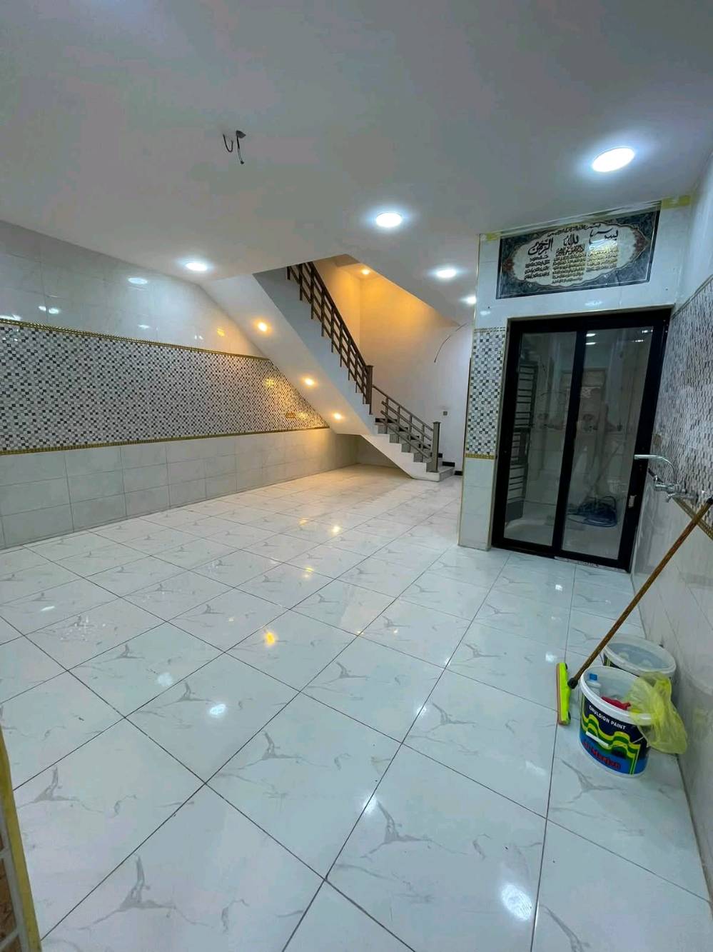 المخابرات واجهه ٦ يحتوي على صالة ومطبخ وخدمات و٤ غرف نوم صحيات عدد ٢ للاستفسار الاتصال على الرقم التالي *********** ويوجد واتساب