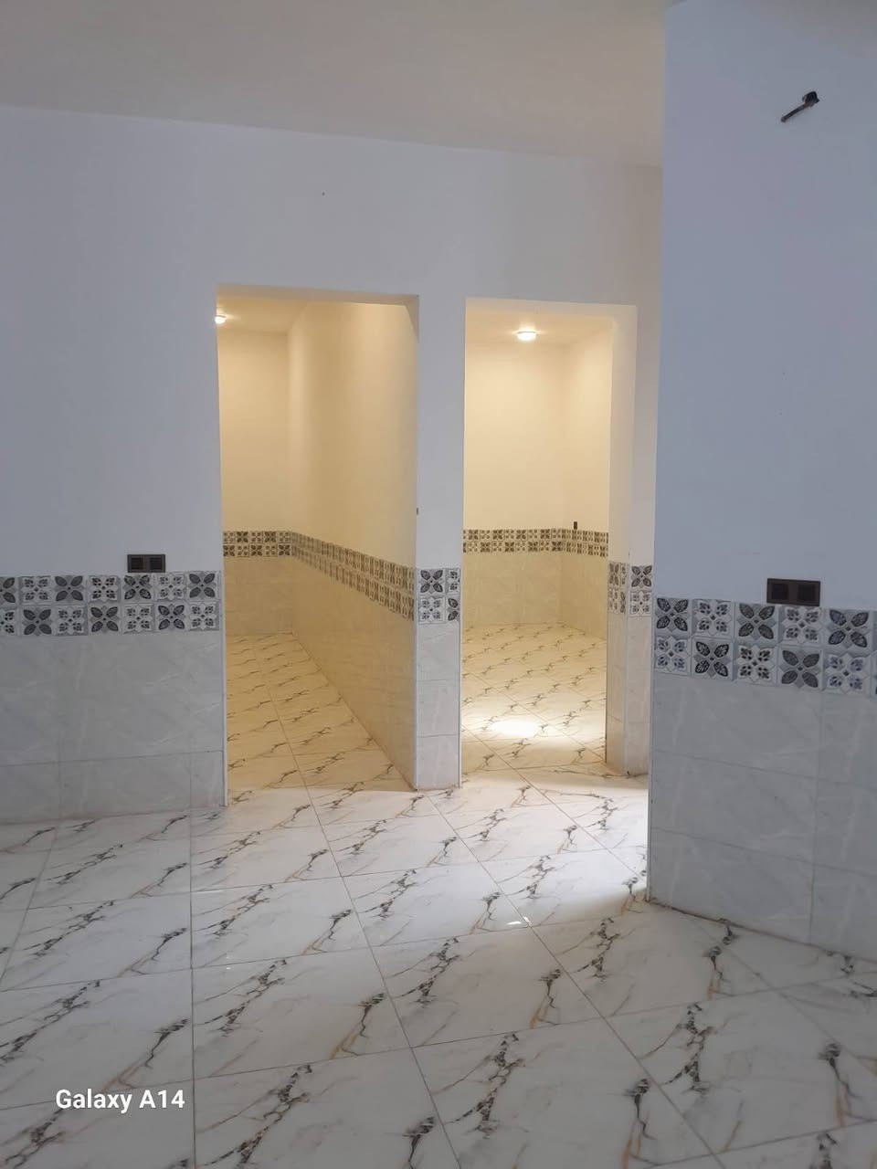 بيت للبيع في حي الجبرية الثالثة مساحة ٢٣٠متر شارع ٢٠متر
٤غرف نوم بناء حديث فارغ 
وجاهز للسكن +قطعة من ضمن المساحه 
الاتفاق مع صاحب البيت 
للإستفسار ***********
او كلمة السعر

نص مكتوب في الصور:
- عقارات ابو زيد
- Galaxy A14