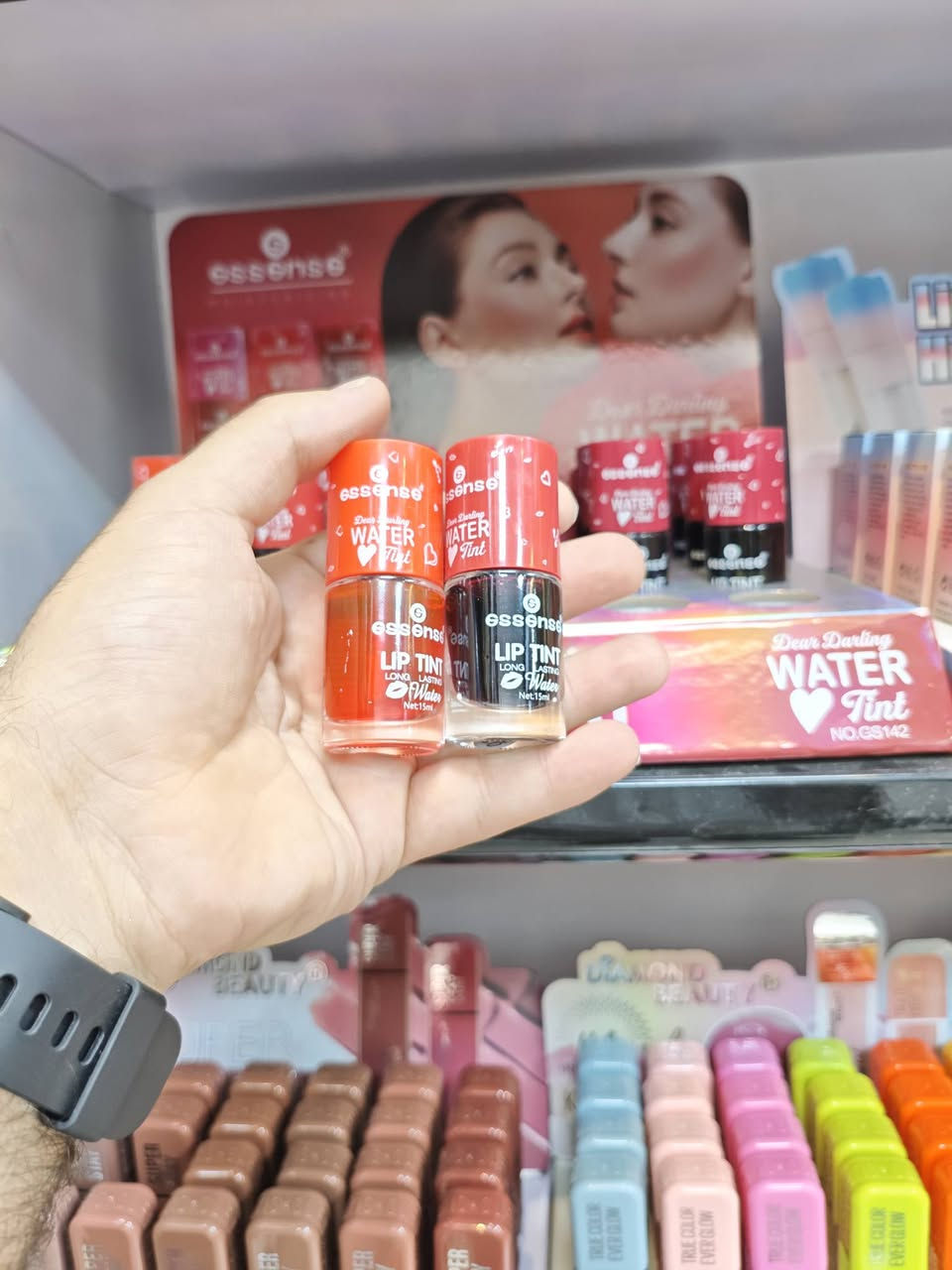 💕 يا بنات، هذا التنت  💋 من Essence صار  "من الأساسيات" بكل شنطة مكياج! 
صبغة الشفاه Dear Darling Water Tint مو مجرد لون، هي سائل خفيف جداً يعطيك مظهر "My Lips But Better" طبيعي ونضار، وبدون ما تحسي إنها موجودة على شفايفك أبداً! 👌

✅ الحجم الجبار: 15 مل! (مقارنة مع الصبغات اللي تعطيك 3-5 مل، هذي هدية لوجهك! بتكفيك لأكثر من سنة).
✅ ثبات خارق: مقاومة للماء وثابتة لساعات طويلة حتى مع الأكل والشرب.
✅ تنوع الألوان: من الأحمر الحيوي، للوردي الناعم، وحتى التوتي والعنابي (الكل يلاقي درجته).

🎯 جربوها مرة، وحتماً بتعشقونها وترجعون تطلبونها!

🛒 للطلب والاستفسار:
📩 مراسلة الصفحة مباشرة أو عبر واتساب: ***********
🚚 توصيل سريع وآمن لكافة المحافظات العراقية (نوصل طلبتكم بسرعة وما نأخر).

📍 جربيه بنفسك في متجرنا:
أوركيد بيوتي - شارع الكماليات، مجمع النوري، داخل القيصرية (قرب بيت عدنان).
