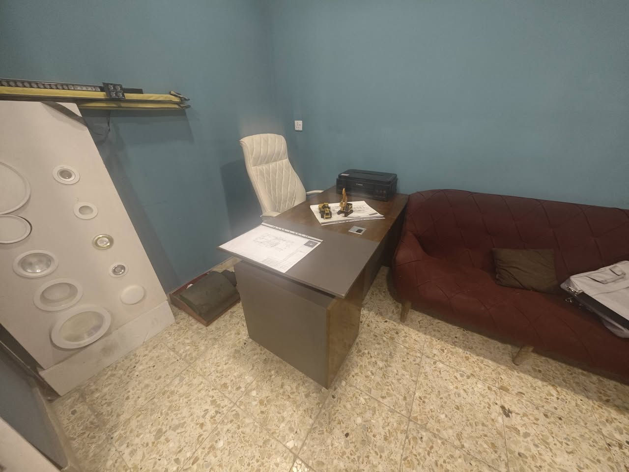 السلام عليكم اثاث مكتبي للبيع مكاتب عدد ٢ كراسي ٢ تخم ونص للبيع أبيعها كلها مو اجزاء زيونة الشراي يراسلني واتساب ***********
