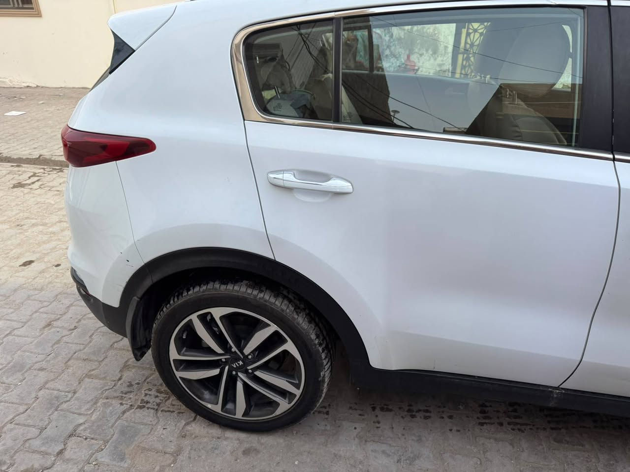 كيا سبورتج 2020 محرك 2000
نص فول تحكم ستيرن مري كهربائية 
ماشية 85 كشنات الامامية كهربائي 
اشاير بالمري حساسات امامية خلفية
كير ومحرك مكفولات
تكحيل قليل بالدعاميه الامامية
السعر (190) ورقة مكاني بغداد الحرية رقمي بي واتساب.***********
