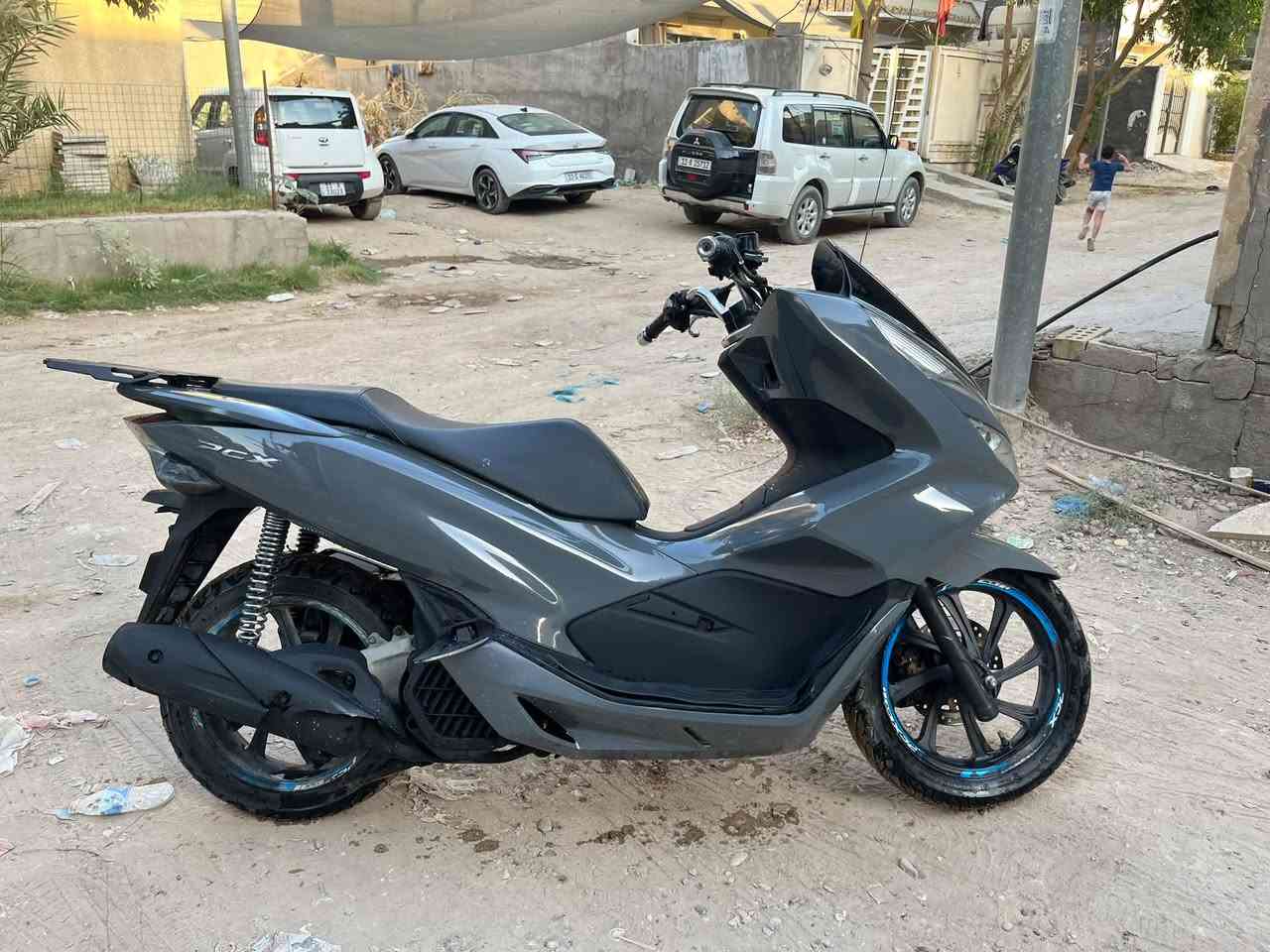 سلام عليكم pcx جيل ثالث وراد ياباني دراجه كفاله برغي ما مفتوح بيه فقط بيه دخانه بيضه مكان مصفه دوره ***********
