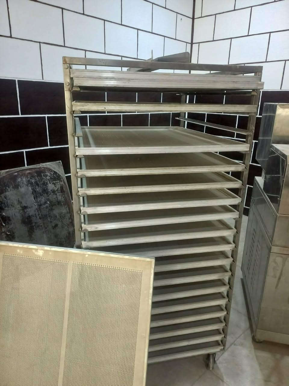 اغراض الفرن كامل مع محتوياته للبيع ***********
