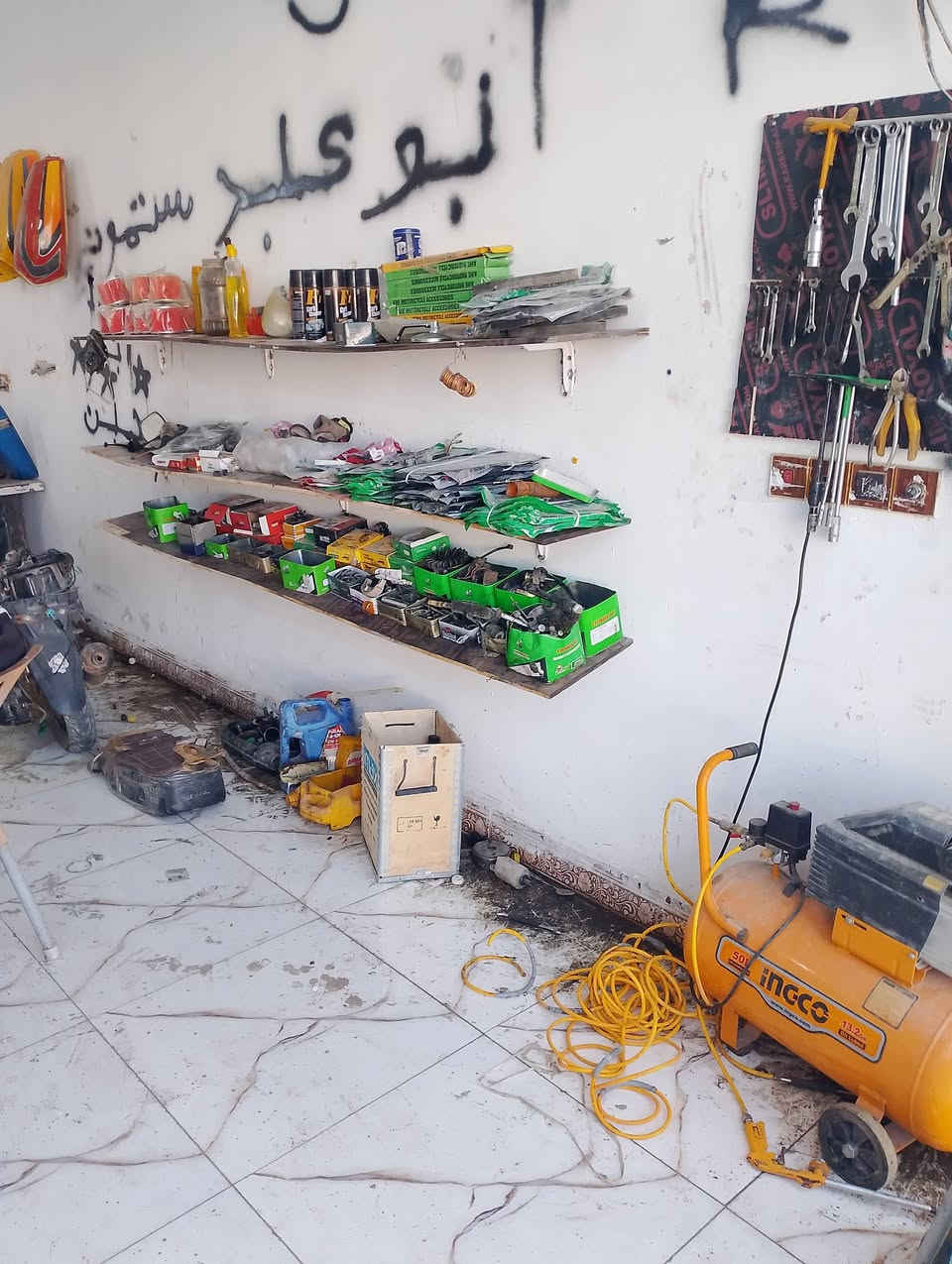 السلام عليكم محل دراجات للبيع كامل
حولي الخصيمه عرصات حيدر  السعر خاص ***********
