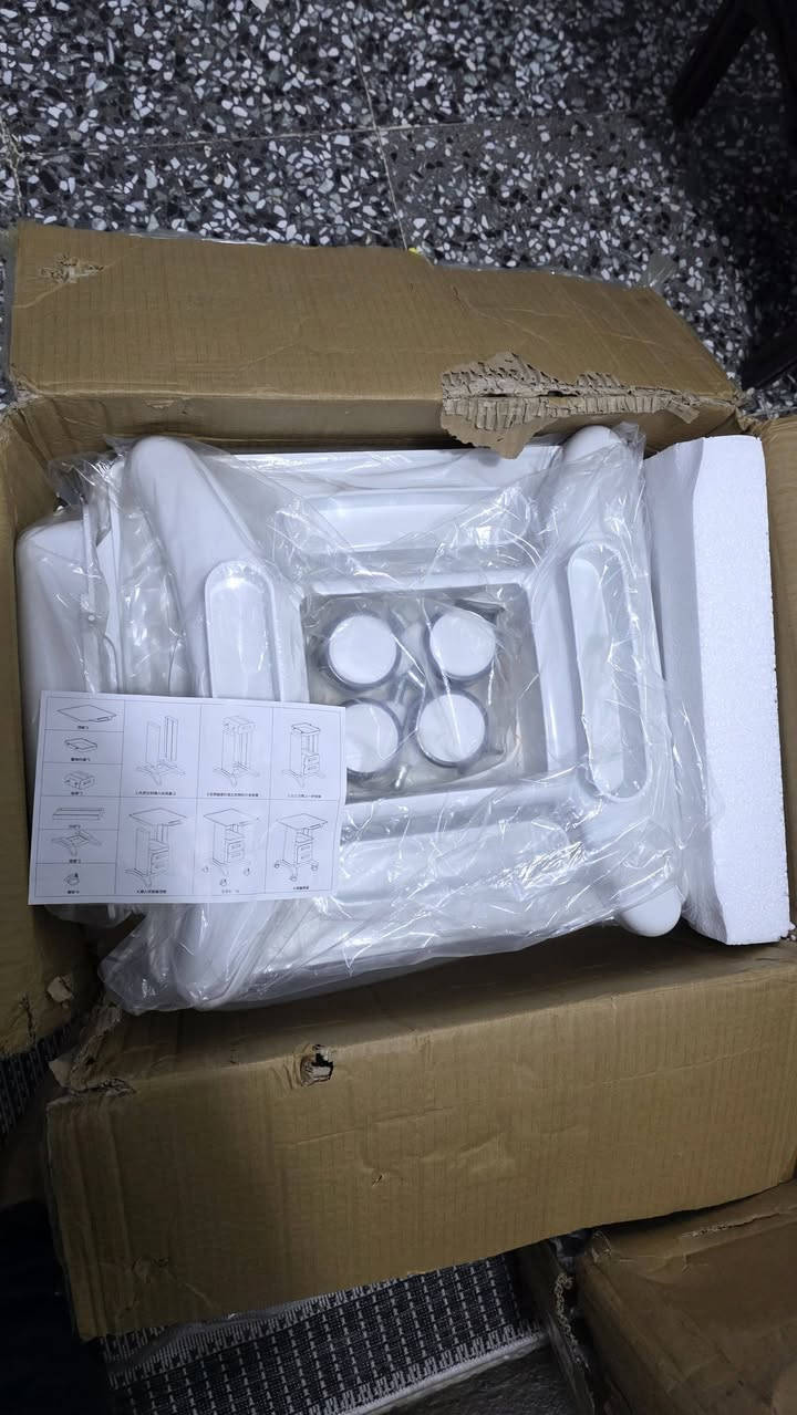 t ( ترولي طبي متطور مع أدراج تنظيم أعلى وكفاءة أكبر
سعر ٧٥ توصيل مجاني داخل بغداد
***********

نص مكتوب في الصور:
- 46CM 42CM 5.5CM 71CM 42CM 44CM dr.israa_almaribee ترولي طبي متطور مع أدراج - تنظيم أعلى وكفاءة أكبر تصميم عملي يجمع بين التخزين والتنقل لخدمة العيادات الحديثة أهم المواصفات: أبعاد مثالية: ارتفاع 71 سم - سطح علوي واسع (46×42 سم) أدراج مزدوجة لتخزين الأدوات بشكل آمن ومنظم رف علوي إضافي للوصول السريع أثناء العمل عجلات 360° بحركة سلسة وثبات عالي سطح مقاوم للسوائل وسهل التعقيم تصميم طبي أنيق يناسب جميع العيادات الاستخدامات في عيادة الأسنان: مناسب لوضع Implant Motor مع حفظ الأدوات في الأدراج مثالي لجهاز Piezo Surgery مع تنظيم الملحقات استخدام عملي مع Air Prophy أثناء الجلسات تخزين المواد والأدوات الحساسة بشكل مرتب وآمن رأيي: هذا النموذج أكثر تطورًا من الترولي التقليدي؛ يوفر تنظيم داخلي ممتاز + سرعة وصول للأدوات، مما يرفع كفاءة العمل ويقلل الفوضى داخل العيادة. خيار احترافي بامتياز.