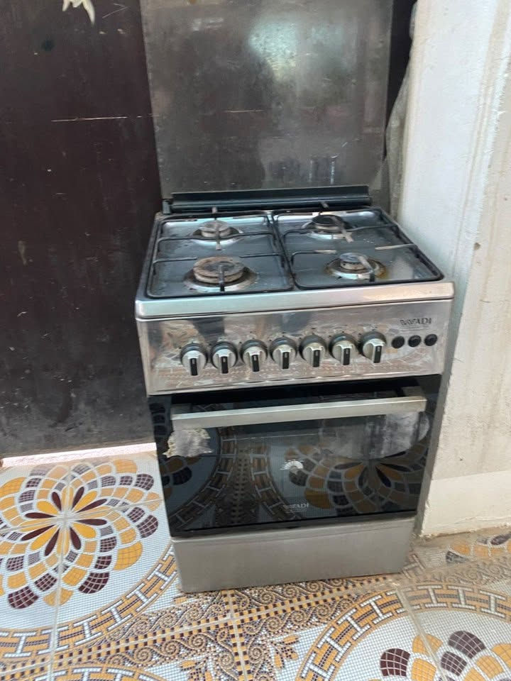 للبيع جربايه قاطين +طباخ ٤عيون فرن شغال+مكناسه كل عيب مابي شغال …… شراي خابر***********مكاني كركوك
