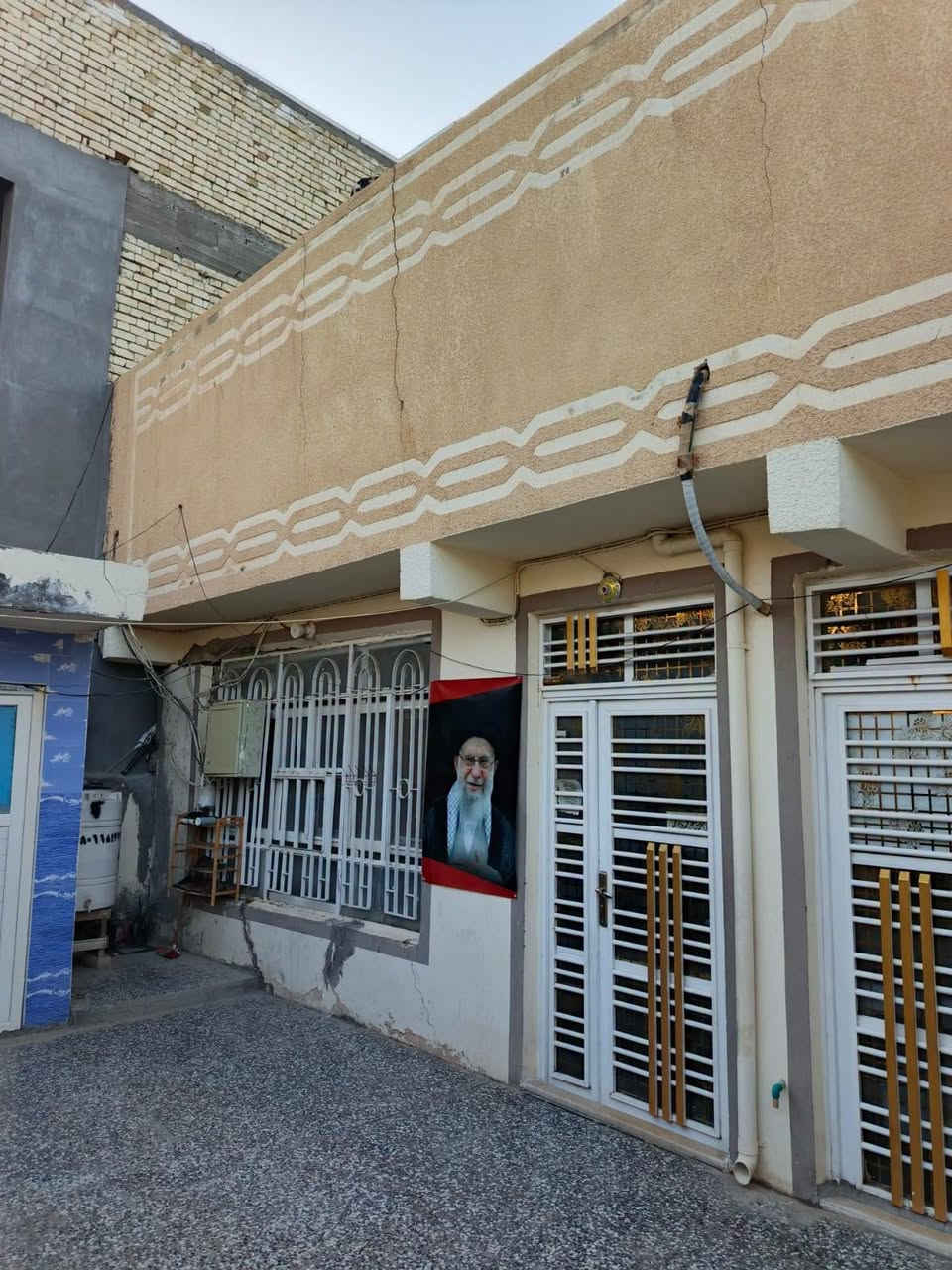 بيت للبيع بالنجف حي المكرمة منطقة ال١٠ آلاف قرب السوق المسقف وشارع الطاقة
مساحته ١٤٠ متر طابق واحد يباع حساب عرصه السعر ب١٤٨ وبي مجال....للاستفسار ***********
