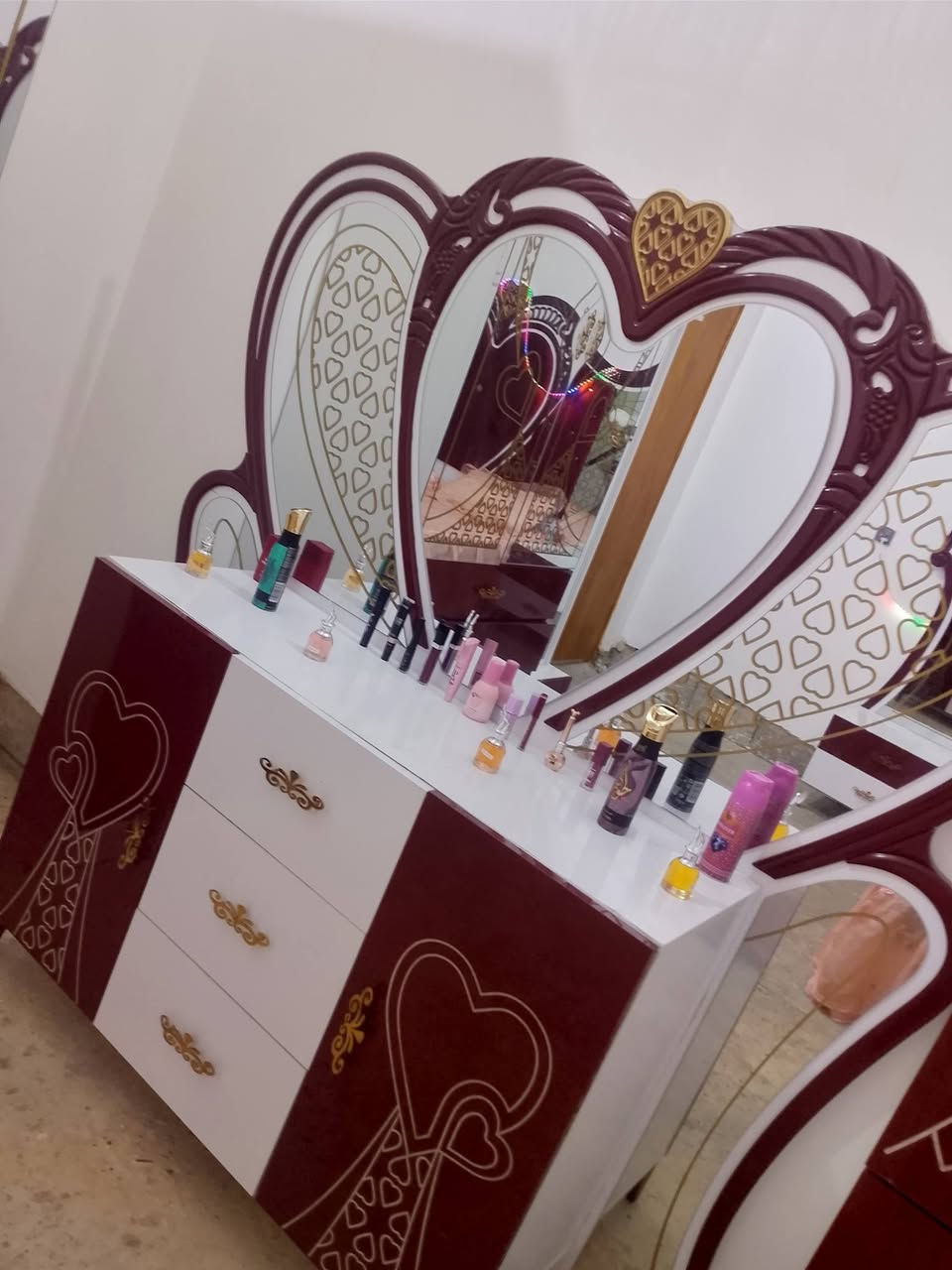 مكلفه بالنشر غرفه 9قطع نضافته 100% السعر 600وبيه مجال بصيط للشراي الموشراي لا يعامل رجان والشراي يتصل عل هاذه الرقم ***********
