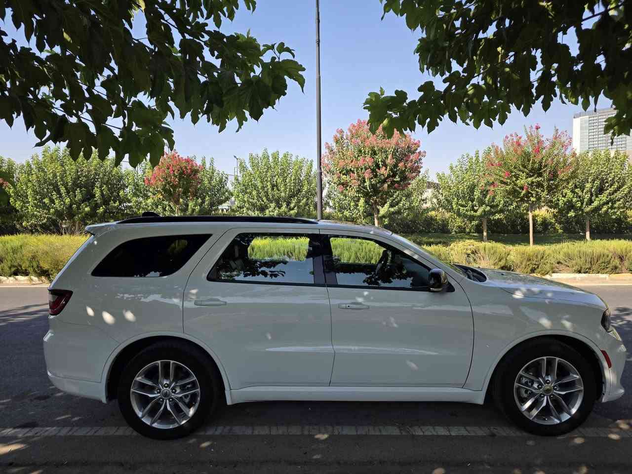 السلام عليكم اخوان 
Dodge Durango GT Plus 2023 

دوج دورينكو موديل ٢٠٢٣ للبيع مواصفات فول فول بس بدون دبل اكسل ماشية ٤٤٠٠٠ ميل 
 سلايد ، ٧ راكب ، كشن خزن ، كشنات امامية تدفئة و تبريد و سكان هيتر، كشنات خلفية تدفئة ، مراية هيتر ، رادارات امامية و خلفية و جانب ، صندوق شفط. سيارة بدون حادث بدون صبغ و بدون تعديل كلشي بشرط كير محرك و كهربائية و تايرات تويو ياباني جديد .
سعر ٣٥٥ ورقة و بيها مجال للشراي.
رقم تلفون/ *********** مكاني اربيل و تحياتي للجميع.
