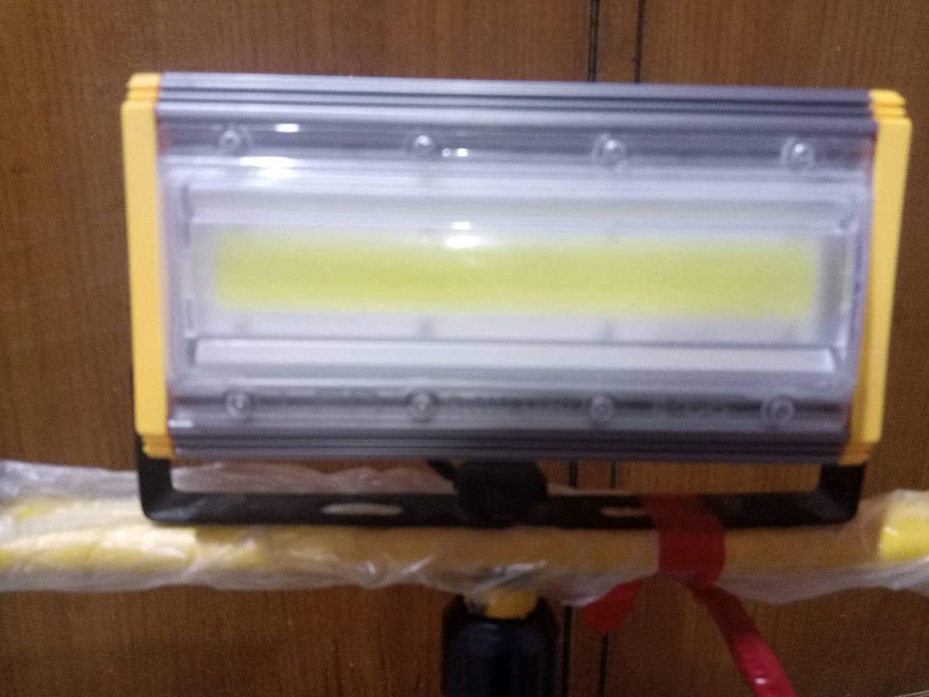 للبيع طقم إضاءات LED Flood Light

للبيع عدد 2 إضاءة LED Flood Light قدرة 50W لكل إضاءة، بحالة ممتازة وشبه جديدة واستخدام قليل جداً.

المواصفات:
💡 القدرة: 50W لكل إضاءة
💡 النوع: LED Flood Light / Work Light
💧 مقاومة للغبار والماء IP66
🔄 رأس الإضاءة قابل للحركة للأعلى والأسفل ويدور على المحور لتوجيه الإضاءة بالاتجاه المطلوب
📏 ستاند ثلاثي الأرجل قابل للارتفاع، يوصل تقريباً إلى 172 سم
📦 طول الستاند وهو مغلق تقريباً 29 سم
🔌 سلك كهرباء بطول 5 متر لكل إضاءة
🔌 بلك ثلاثي لكل واحدة
🦵 ستاند ثلاثي الأرجل لكل إضاءة
الحالة نظيفة جداً وشبه جديدة
الاستخدام قليل جداً
مناسبة للتصوير، الاستوديوهات، الفعاليات والمناسبات، الورش، الأعمال الخارجية، الإنارة العامة وغيرها.
العدد: 2 إضاءة كاملة مع الستاندات والأسلاك.

 السعر: 120,000  للزوج 

• [أسعارهم بالمواقع توصل لـ 185$ للقطعة الوحدة]


📍المكان: [البصرة-ابي الخصيب]