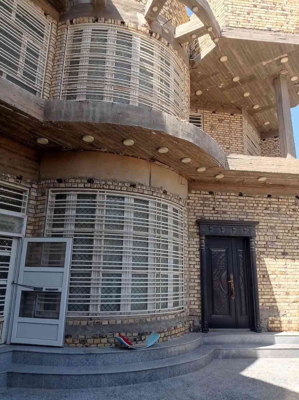 # دار للبيع 
ام الخيل قبل السكة خلف مدرسة الالق الاهلية 
مساحة الدار ٣٠٠ متر مربع واجهة ١٥ متر الأساس كونكريت مسلح 
طابقين مسلح... المحتويات،،
٤ غرف نوم
٣ صالة 
١ استقبال 
مطبخ حار وبارد 
مجاميع صحية عدد ٣
طابو عثماني مرقم ومعاملة كاملة بالتطويب
للاستفسار الاتصال 
***********
***********
# ملاحظة البيت ويا 
5 سبالت 
كاونتر 
البردات 
هدية

