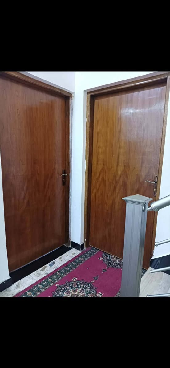 للبيع للبيع
المساحة الكلية 416 متر بناء حديث
تفاصيل البناء
الارضية رفت بناء طابوق
عرض الشارع 10متر الواجهة 11 نزال 38
استقبال + مطبخ حار بارد +هول داخلي + غرفتين نوم واحدة +  مناها تحتوي على سويت + مجمع صحيات+ صحيات خارجية + غرفة نوم في الطابق الثاني +يحتوي على اسطح عدد 2 امامي و خلفي
حديقة امامية و خلفية مع مولد سعة 30 كي ڤي 
الموقع سدة بيت حسوني قرب الفريجي نزلت بيت سيد طه الاستفسار الإتصال على الأرقام التالية 
***********
***********
