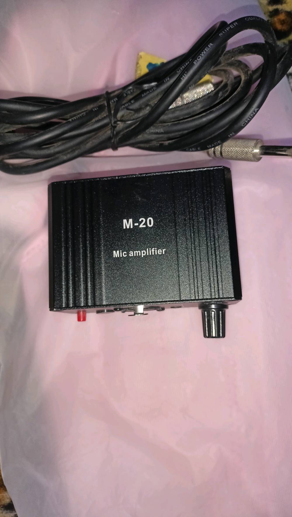 للبيع مضخم صوت 
 مضخم ميكروفون محمول (Mic Preamp / Booster) طراز M-20 بغلاف معدني أسود مع كابل توصيل ومقبض تحكم.نظرة عامة على الجهاز (M-20 Mic Amplifier)الوظيفة: تعزيز إشارة الصوت للميكروفونات وتقليل الضوضاء.التوافق: يعمل غالباً مع الميكروفونات الديناميكية والمكثفة (Condenser/Dynamic).الطاقة: غالباً يدعم طاقة فانتوم (48V Phantom Power) أو شحن داخلي ببطارية مدمجة (حوالي 800 مللي أمبير في فئات مشابهة).المداخل/المخارج: منافذ صوت متعددة (غالباً XLR أو 3.5 مم أو 6.35 مم حسب الإصدار الفرعي).الاستخدام الأساسي