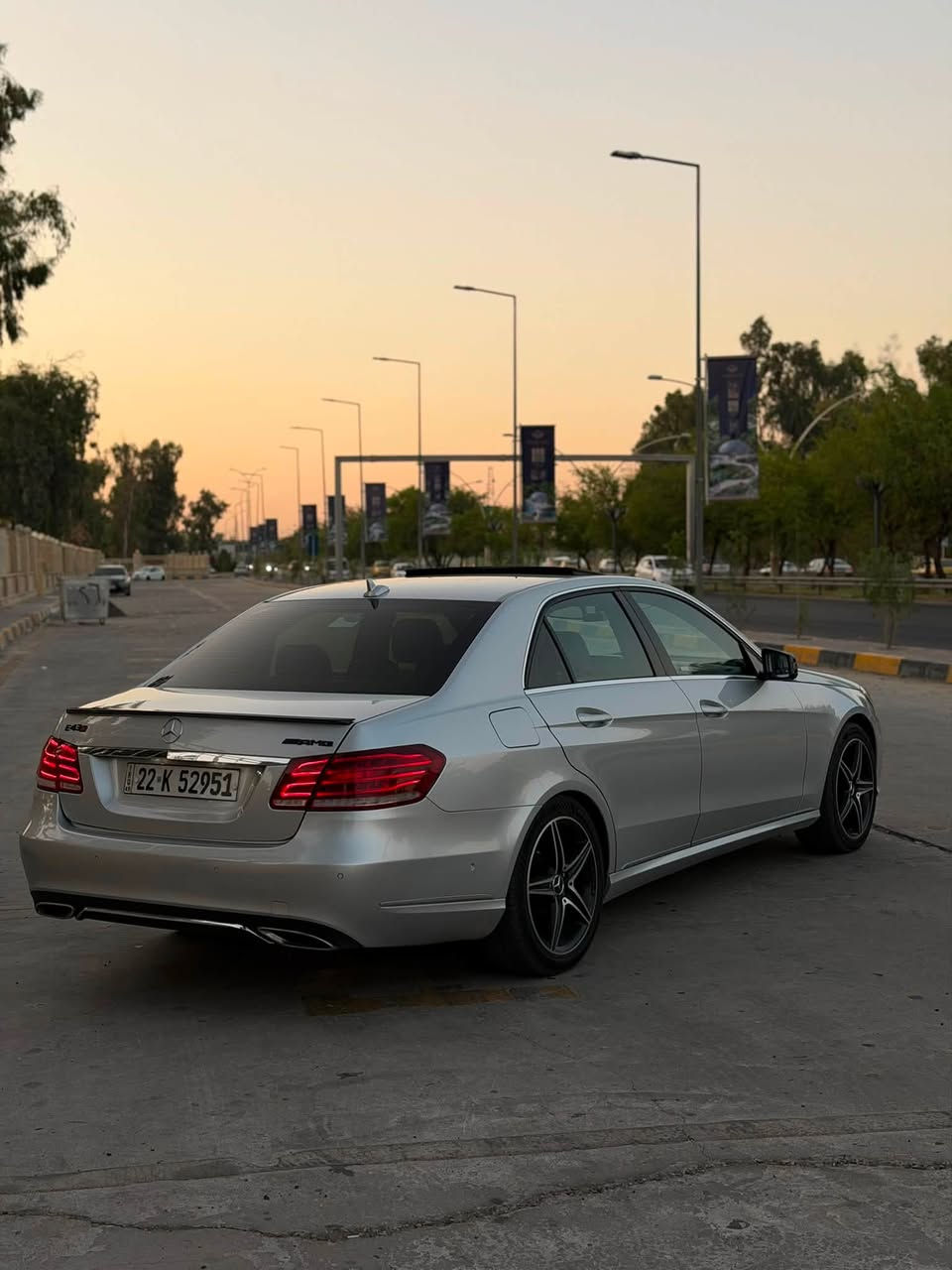 Mercedes Benz E-Class 200
موديل/ 2013 شكل جديد
مكينة/ 4 سلندر بنزين 2.0ليتر
ماشيه : 160الف

بدون صبغ و بدون حادث فقط دعاميه

گير و مكينة و كهربائيات كلها شرط 

فول مواصفات:
-سلايت 
-رادار امامى
 - كشنات جلد و شامو 
-حساسات امامى و خلفى
-سيستم ايكو 
- شفتات
- لايتات فول دايناميك و متحرك 
-اتو ستوب 
- سيدى بوكس
-كشنات هيتر 
- ليد داخلى 
- وبعد بيها مواصفات

سيارة جاهزة الحمدلله من كلشي بدون نقص
مكان سيارة: الموصل
رقم الموبايل/  ***********
سعر سيارة/ 170 ورقه وبيها مجال
