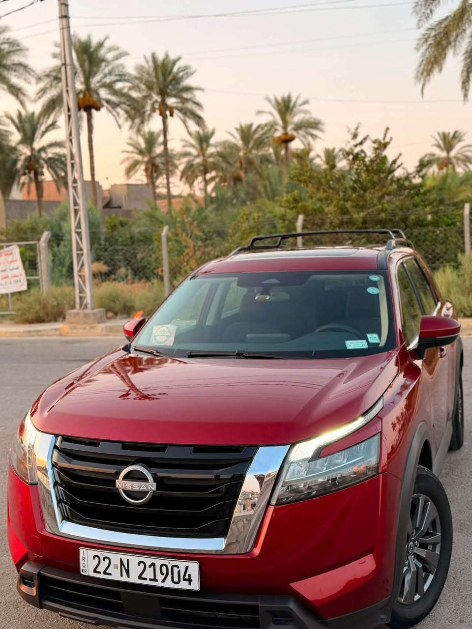 نيسان باثفايندر موديل 2024 SV 4WD 
السيارة شبه كلين بيها فقط شبر بحافة الصندوق ولا مبدل قطع فيها 
السيارة جديدة ونضيفة بمعنى الكلمة بنوراما على طول سقف
شرط بدون ايرباك مكفول كير ومحرك  ولغد وشواصي 
 
مواصفات Pathfinder 2024 4WD هاي موصفات👇🏻
* المحرك: V6 سعة 3.5 لتر
* القوة: حوالي 284 حصان 
وعزم 259 lb-ft ≈ 351 نيوتن.م. 
* الكير :أوتوماتيك 9 سرعات
* الدفع: 4WD / Intelligent 4x4
* عدد المقاعد: VIP 
* جنوط ألمنيوم.
* أنوار LED نهارية.
* مصابيح أمامية LED.
* تشغيل تلقائي للأنوار.
* إشارات انعطاف بالمرايا.
* مرايا كهربائية.
* سبويلر خلفي.
* قضبان سقف Roof Rails.
* حساسات/أنظمة مساعدة حسب التجهيز.
* فتحة سحب خلفية.
* زجاج خلفي مع ماسحة
* مقعد السائق كهربائي.
* تحكم كهربائي بالمقعد بعدة اتجاهات.
* نظام EZ FLEX + LATCH & GLIDE للصف الثاني، يسهل الوصول للصف الثالث.
* الصف الثالث قابل للطي.
* دركسون متعدد الوظائف.
* تحكم بالمثبت Cruise Control من الدركسون.
* تشغيل/إيقاف تلقائي للأنوار.
* منافذ كهرباء 12V.
* منافذ USB.
* تخزين تحت أرضية صندوق الأمتعة.
* عدة أماكن لحفظ الأغراض والأكواب
* عدة وسائد هوائية.
* ABS.
* توزيع إلكتروني للفرامل EBD.
* مساعد فرملة.
* مراقبة ضغط الإطارات.
* نظام تثبيت مقاعد الأطفال LATCH.
* نظام مراقبة واستشعار حسب الفئة.
* حساسات وأنظمة Nissan Intelligent Mobility بحسب التجهيز. 
الممشى 64 الف 
السيارة ب اسمي ومرقم وجاهز وتحويل مباشر رقم الشاصي وصور الضرر موجود في المنشور 

***********
للتواصل خاص او الاتصال على الرقم
