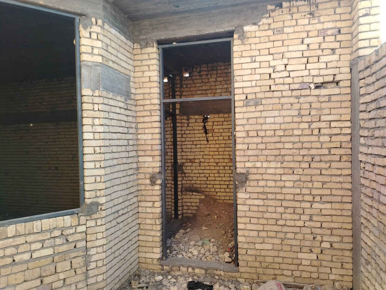 بيت للبيع جاهز من البنيان بس مجاري وكهربايات ميه وخمسين متر مابي اي قيناس الموقع حي نفط شارع البانزين خانه يم الدوح *********** وتساب  لنتن رباطات صب جديد صار شهر من كمل بنيان

