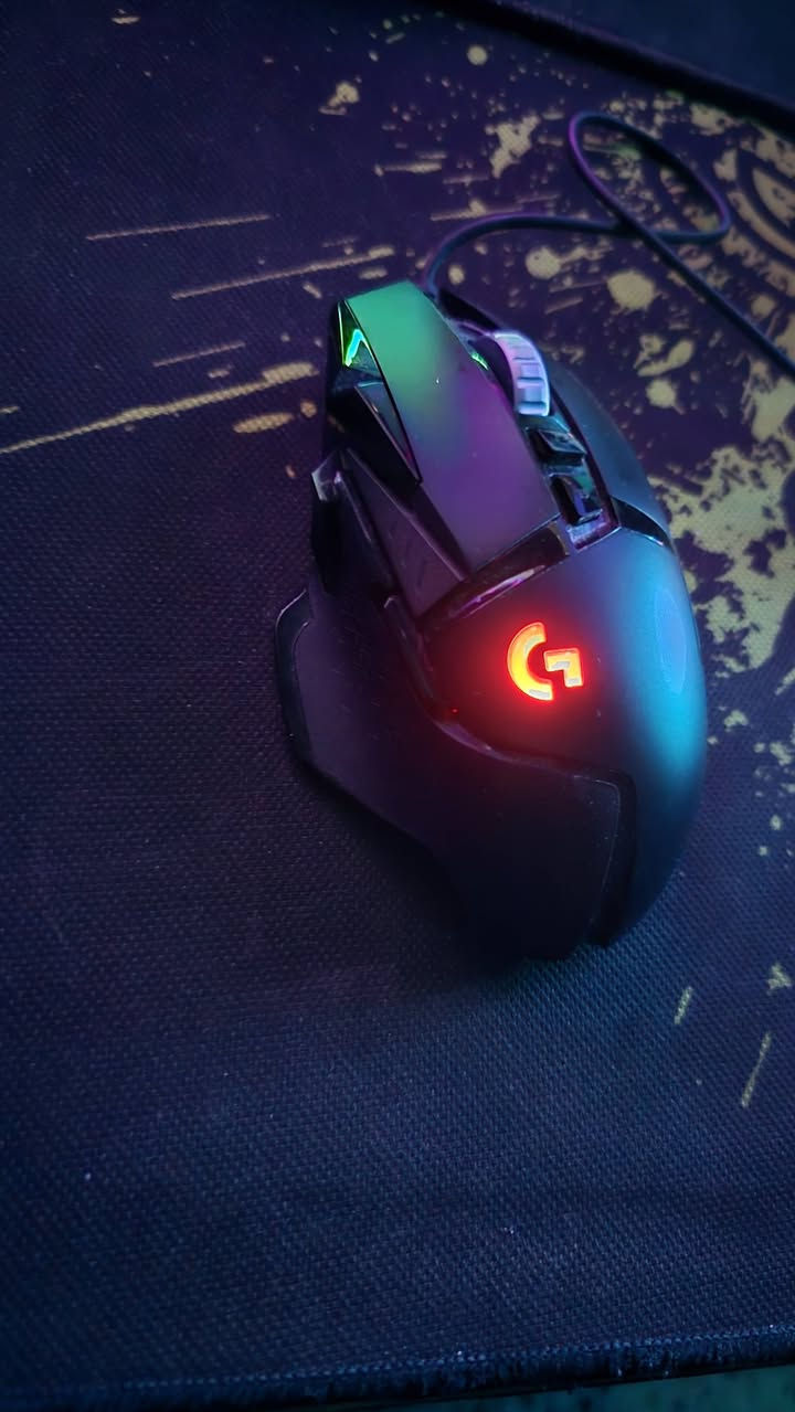 السلام عليكم 
CPU: I5-13400F

CPU COOLER: Bykski 240mm aio مبرد مائي

GPU: RTX 3060 12GB ZOTAC GAMING

RAM: 16×2 32GB DDR4 3200MHZ T-FORCE 

M.2 NVME: 1TB TEAM GROUP 3500MB/S

M.B:ASUS ROG STRIX 2 M.2 SLOT , 2RAM SLOT

PSU: 750W GOLD PLUS SEAGATE 

CASE :ESGAMING 6 FAN RGB
سعر الكيس مليون و 150 مجال بسيط جدا بيه
__________________________________________________

شاشات 
 
1- aoc C24G2 1080 165hz 24inch curved 1500R VA شاشة منحنية 
سعرها 150 قفل 

2- 1080 60HZ 24INCH جانبية دقته حلوه مابيه مشاكل ستاند متحرك قلاب
  
سعرها 80 الف
__________________________________________________

  اكسسوارات 

ماوس Logitech G502 HERO احترافي بيه 11 دكمه و rgb تحكم من الحاسبة الجديد ب٩٠ الف

كيبورد galax هم اصلي و احترافي جدا راقي الجديد ب 120 الف 

سماعه HyperX Cloud Alpha wireless  وايرليس و كارت الصورت موجود مريحه كلش و خفيفة 
الجديد هم ب120 الف 

كلهن ب ١٨٠ الف 
__________________________________________________

عاكسه FARBER SOHO 12V 1000VA اصليه و بيه ضمان شركه و وياها بطارية SOLITE 70AH كورية اصليه مال سيارات هي و العاكسه

 ب 300 الف للعلم ثنينهن جديدات و البطارية هم جدييدة بعده

السعر كامل مع جميع الملحقات مليون و 800 نزلت من السعر ٦٠ الف

مكاني بغداد الاعلام توصيل ماعندي اعتذر
للتواصل واتس او رصيد ***********
