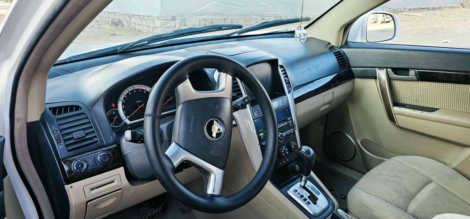سڵاو 
شۆفرلێت کاپتیڤا،2009،سپی بەفری،سلێمانی،4×4
دەبڵ اکسڵ،سڵایت،ناوزەرد،کامێرا،کوشن کارەبایی،بەشەرتی گێڕومەکینەوتبریدوتەقەوڕەقەواکسل وتحويل وغرامەو هەمووشتێک،لەسلێمانییە، 
4پارچەی بۆیاخە***********
57$ومعامەلە، گۆڕینەوەش ئەکەم ***********●●*********** السليمانية, العراق

نص مكتوب في الصور:
- *********** ***********