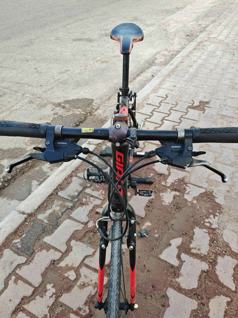 سلام عليكم
متوفر دراجه هجين GIANT CROSTAR 🚴‍♂️

معدن المنيوم بالكامل 💯

سستم  SHIMANO 8×2 

 تُعد واحدة من أخف الدراجات الهجينة في فئتها بوزن يقل عن 10kg

قياسM فريم 50Cm 

قياس اطارات 28وقابل للتزويد 

دراجه باله غير مستخدمه بالعراق نظافة 90% ✅

تفاصيل اكثر خاص 

متوفر توصيل جميع المحافظات 
***********
