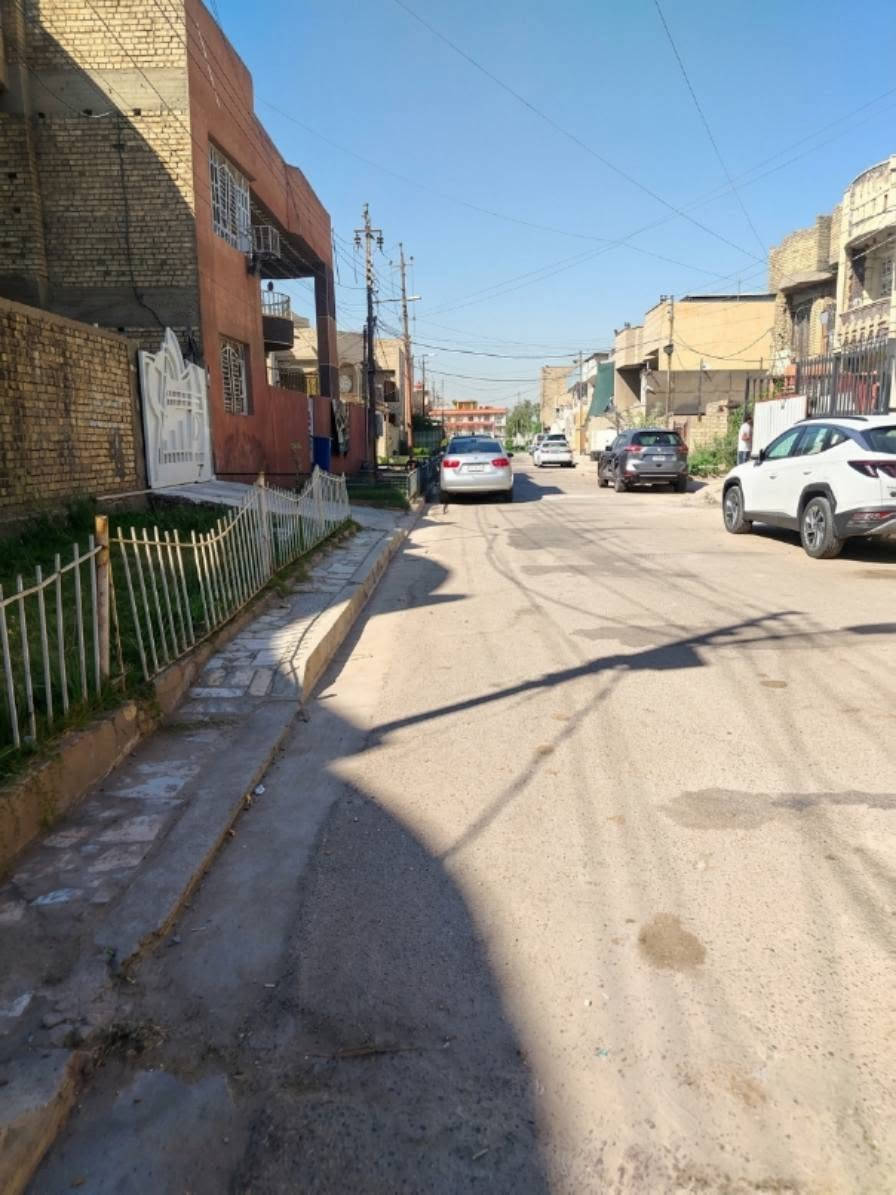 للبيع دار سكني في بغداد – البلديات / اليَوان (المربع الذهبي)
📍 الموقع: بغداد، البلديات، اليَوان – موقع مميز.
📐 المساحة: 140 م²
📏 الواجهة: 7 م × 20 م
تفاصيل الدار:
3 غرف نوم.
صالة استقبال.
مطبخ.
4 صحيات .
غرفة إضافية غير مبنية.
منور.
كراج يتسع لسيارة كبيره
الدار يحتاج فقط إلى بعض الترميمات البسيطة، ومناسب للسكن أو الاستثمار والتأجير وتحقيق دخل شهري.
للاستفسار والتفاصيل، التواصل ***********
