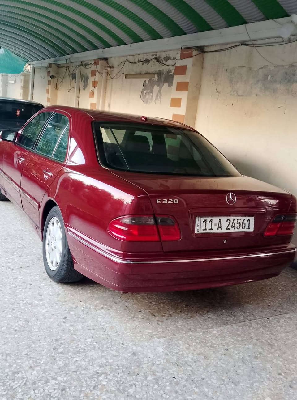 تحفة للبيع
***********
لون مميز جدا شرط مكفولة من الرصعة والشخط والتكحيل حاليا خلاف كلامي مصاريفك كلها عليه معتني  بيها بأدق التفاصيل وبالعافية على الي تصير من نصيبه 
مرسيدس ام عيون موديل 2000 اصل رقم بغداد انكليزي باسمي هزة جديدة أصولية شرك التحويل السيارة فول مواصفات كشنات جلد كهرباء خزن ميموري 3 وضعيات لايت زينون بردة كهرباء سلايت روف جام يصعد وينزل مع سلايت على البصمة عند الخروج من السيارة تجاوي كهرباء تحكم استيرن جهتين شاشة اعطال تبريد قطعتين شرط ثلج مع ثلاجة وسطية هيترات بالكشنات كروز سرعة اشاير بالمري مري تحكم اتجاهات وبعد بيها هواي مواصفات السياره جاهزة من جميع النواحي شرط مكفولة من الضربة والحادث بيها رش جمالية فقط عند المندلاوي درجة اولى صبغ شركة شرط الفحص بسبب الجراد والشخوط لا غير 
السيارة بحالة جيدة جدا وجديدة ونظيفة كلش
للاستفسار أكثر. ***********
مكان السيارة بغداد
