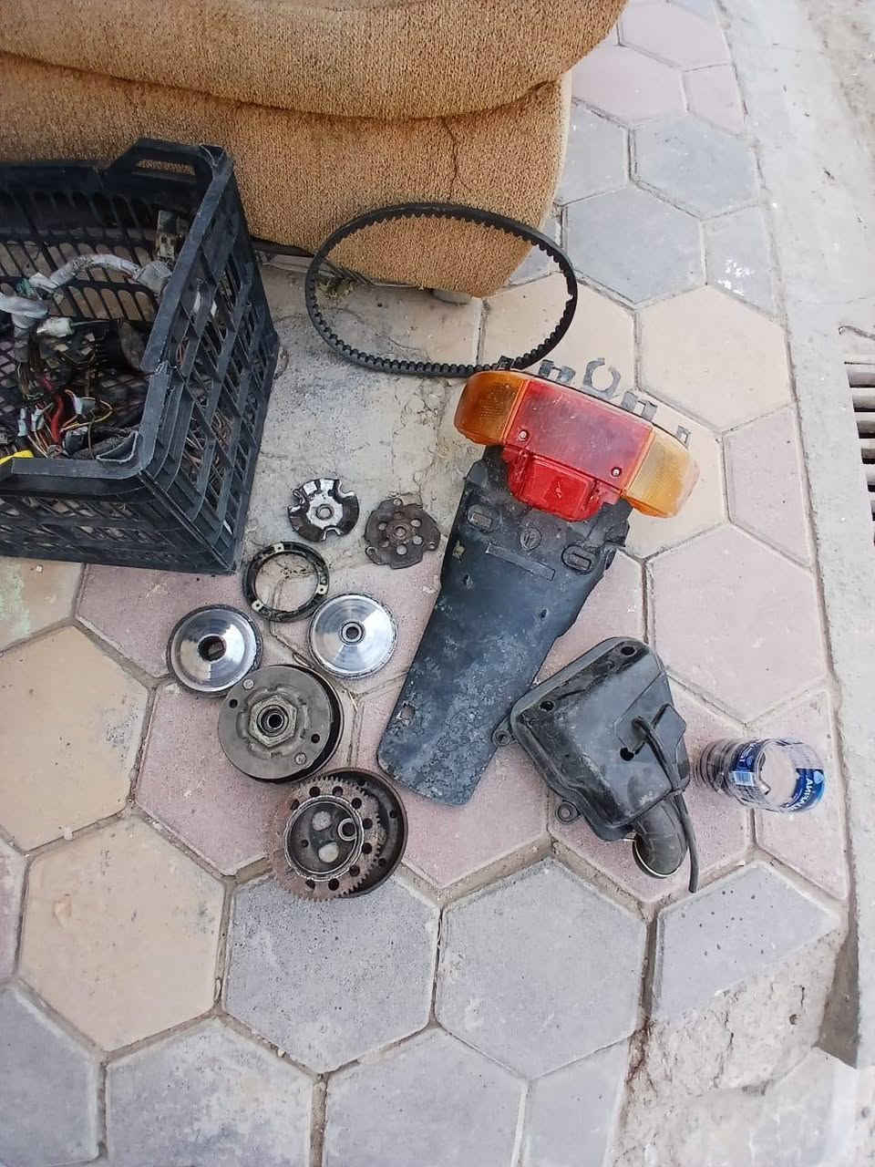 السلام عليكم شباب غراض دراجه ٦٠ بتره للبيع كلجات جديدة مامصفرة نضاف وبنزاتهن كاملة خرز وكلشي كامل بيهن +ضفيره وعقل وكتفات وكويل+بك لايت وجاملغ خلفي +كلوب  +شوته+كابريتر+جوين+المكان ذي قار مركز كلمن وسعره هاتف ***********
