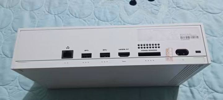 🔥 للبيع: Xbox Series S (إصدار 2021) سيت كامل وبحالة ممتازة 🔥
​الذاكرة: 512 جيجابايت سريع جداً وخالي من أي عيوب.
​الحالة: نظيف وشغال فول (الجهاز فقط بدون كارتون).
​الملحقات الكاملة:
​يد تحكم أصلية بحالة ممتازة.
​بطارية خاصة ليد التحكم.
​كيبورد (Keyboard).
​جهاز طاقة (UPS 800-850V) لحماية الجهاز تماماً من تذبذب الكهرباء.
​الألعاب والحسابات:
​لعبة وارزون (Warzone) مع الحساب الخاص بيها.
​لعبة روبلوكس (Roblox) ومجانيات الستور.
​الجهاز متكامل وما بيه أي نقص، تشبكه وتلعب مباشرة!
​💰 السعر المطلوب: 400,000 دينار
رقم الهاتف : *********** 
يوجد واتساب
